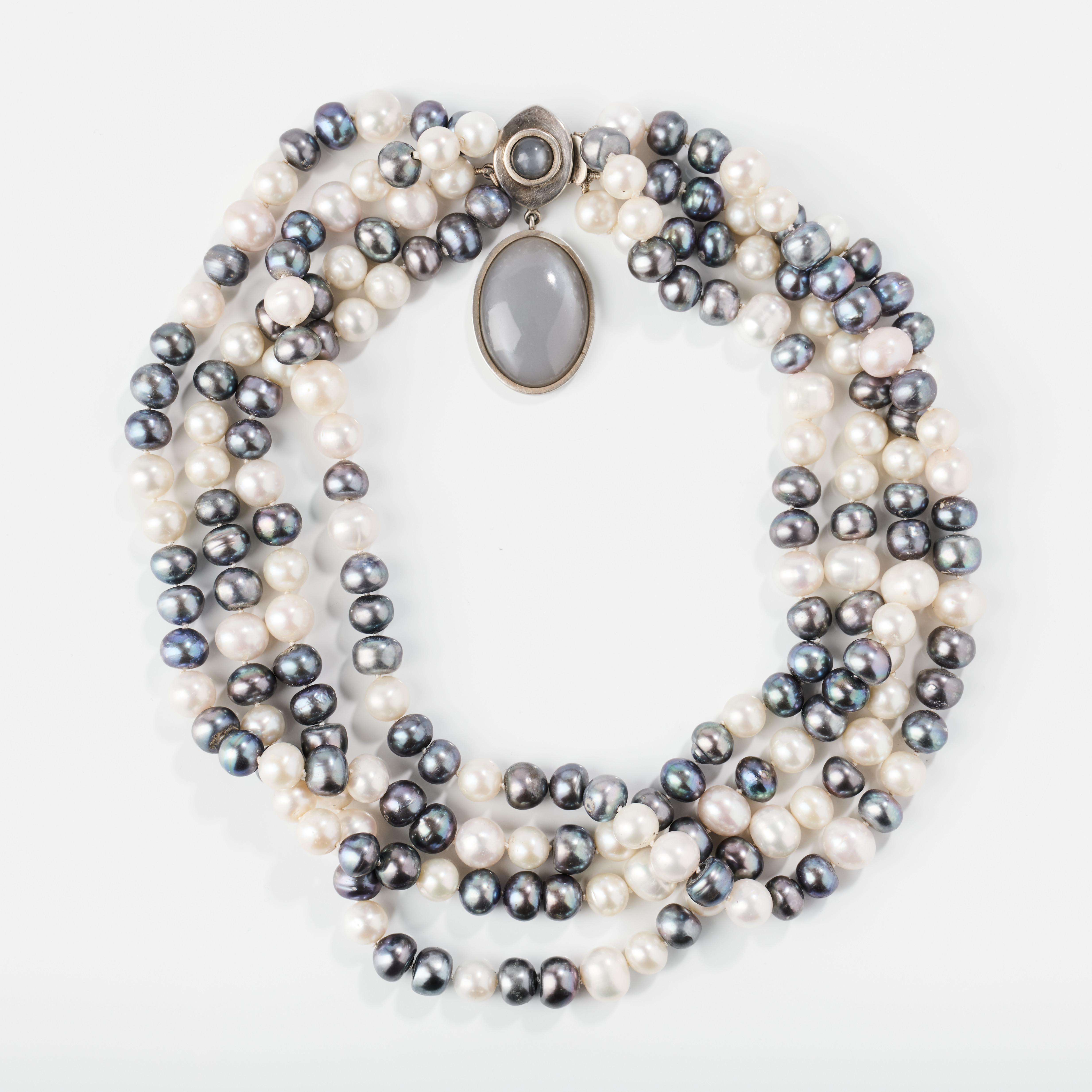 PÄRLCOLLIER, fyra rader odlade sötvattenpärlor, lås i silver med månsten, Gunilla Lantz, Stockholm 2019.