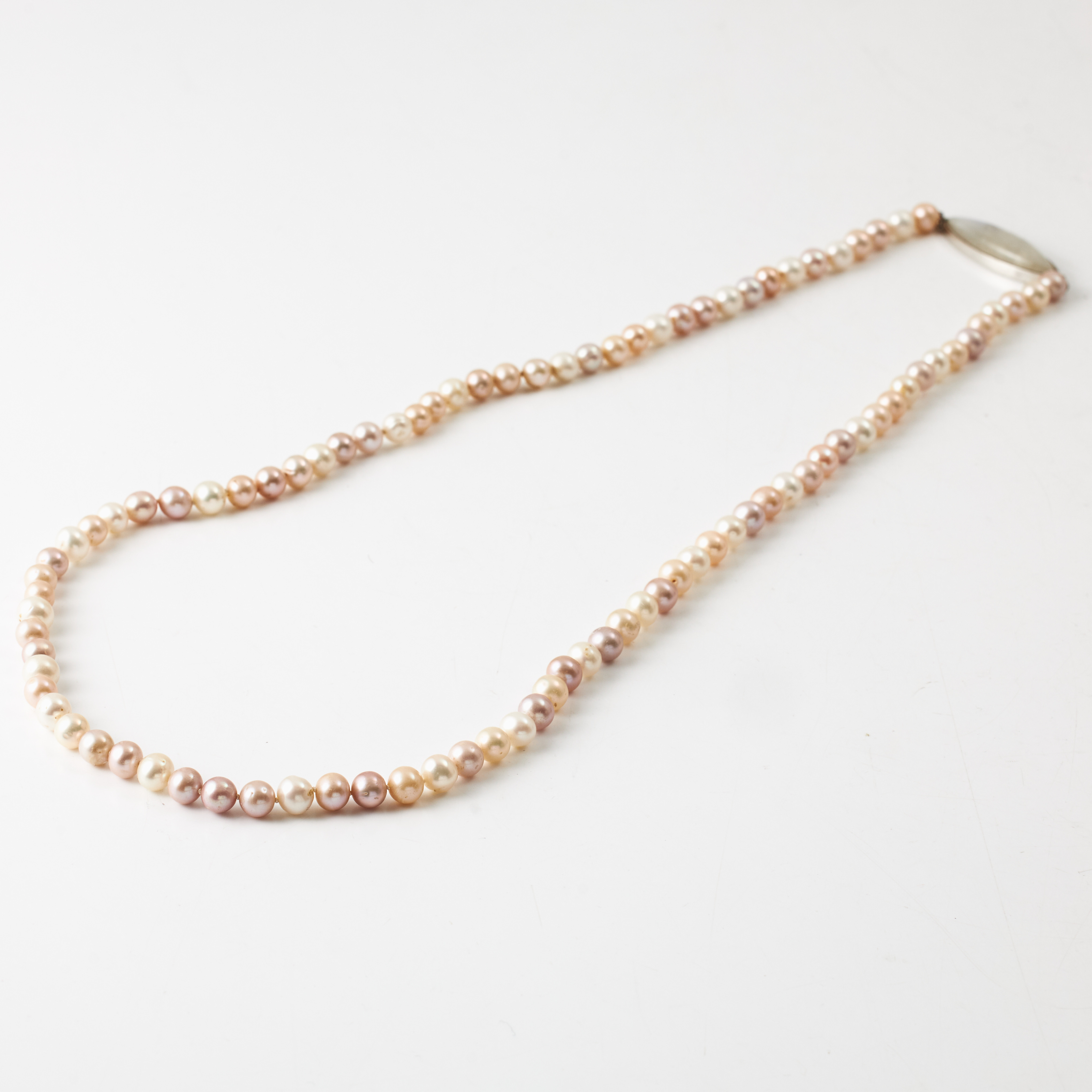 PÄRLCOLLIER, odlade sötvattenpärlor med silverlås och labradorit.