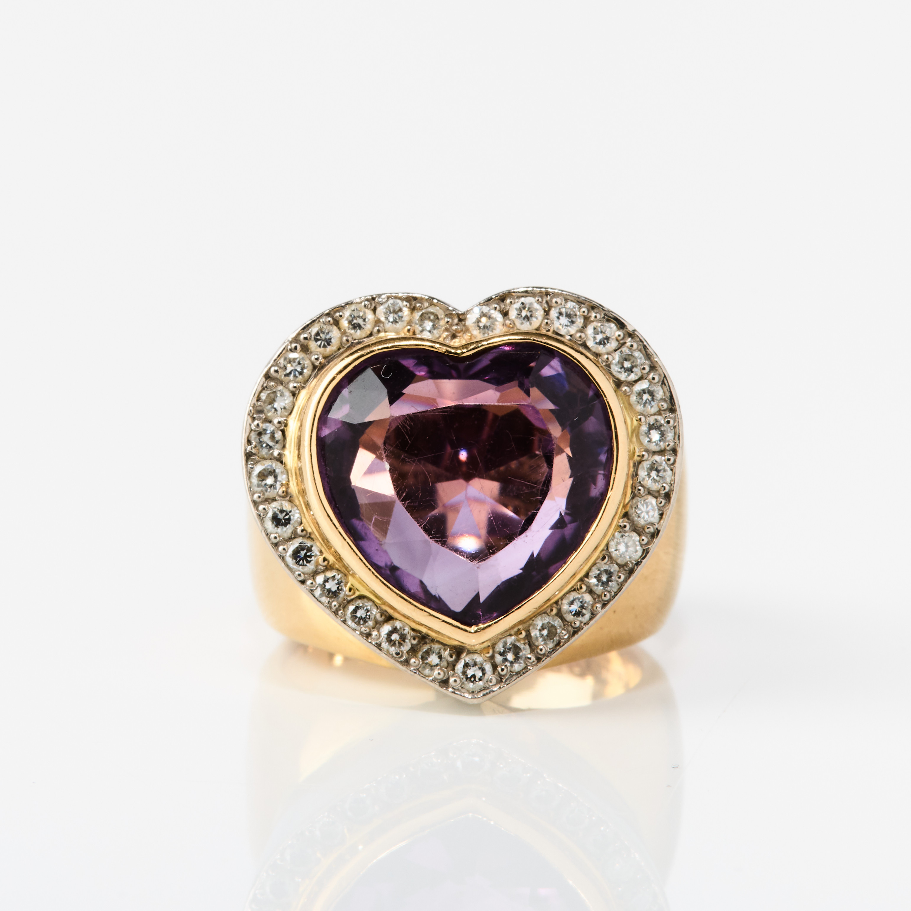 RING, 18K tvåfärgat guld med en ametist och diamanter, Gunilla Lantz, Stockholm 2006.