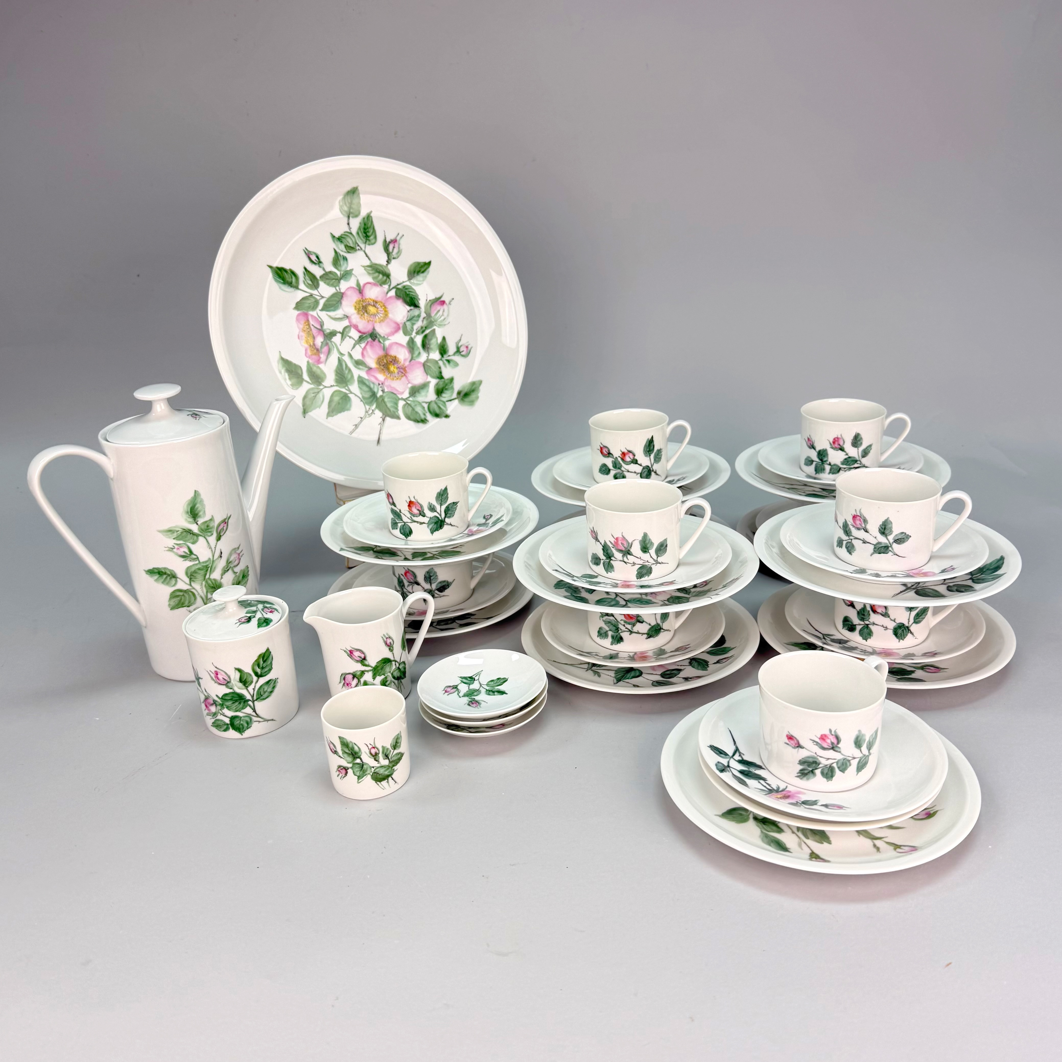 KAFFESERIVS - 38 delar, Arsberg - Tyskland, Handmålat av Anna Mellberg Mjölby 1968.