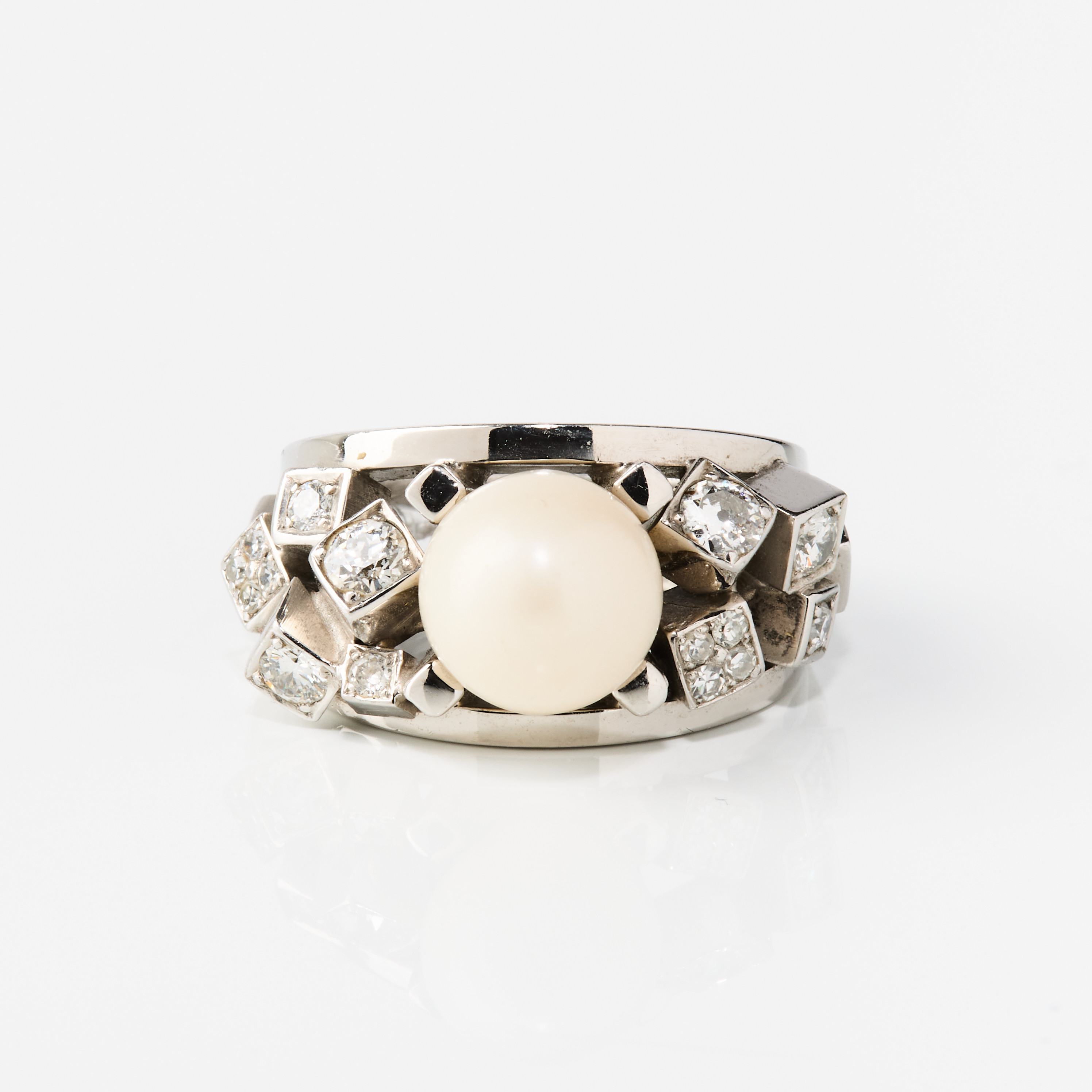 RING, 18K vitguld med flodpärla och diamanter.