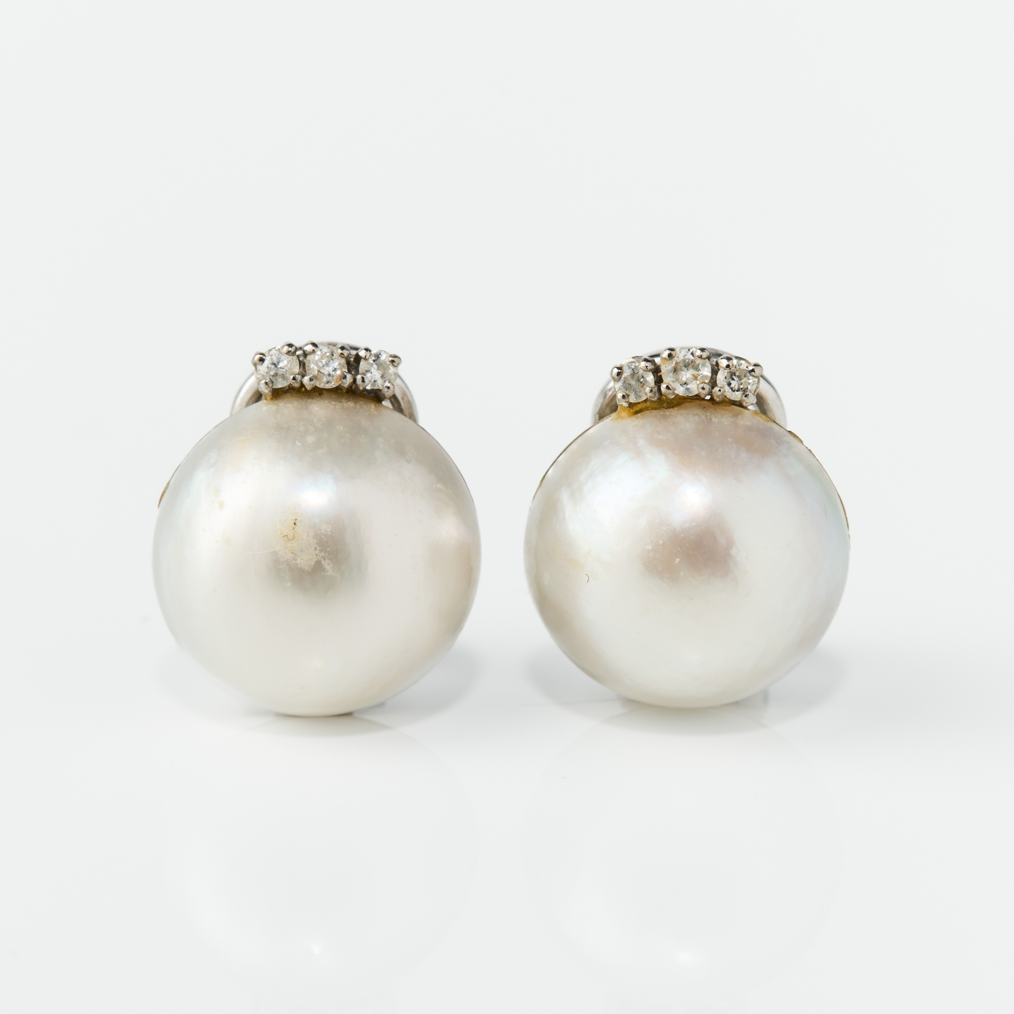 ÖRHÄNGEN, ett par, 18K vitguld, mabépärlor och diamanter, CF Carlman, Stockholm 1979.
