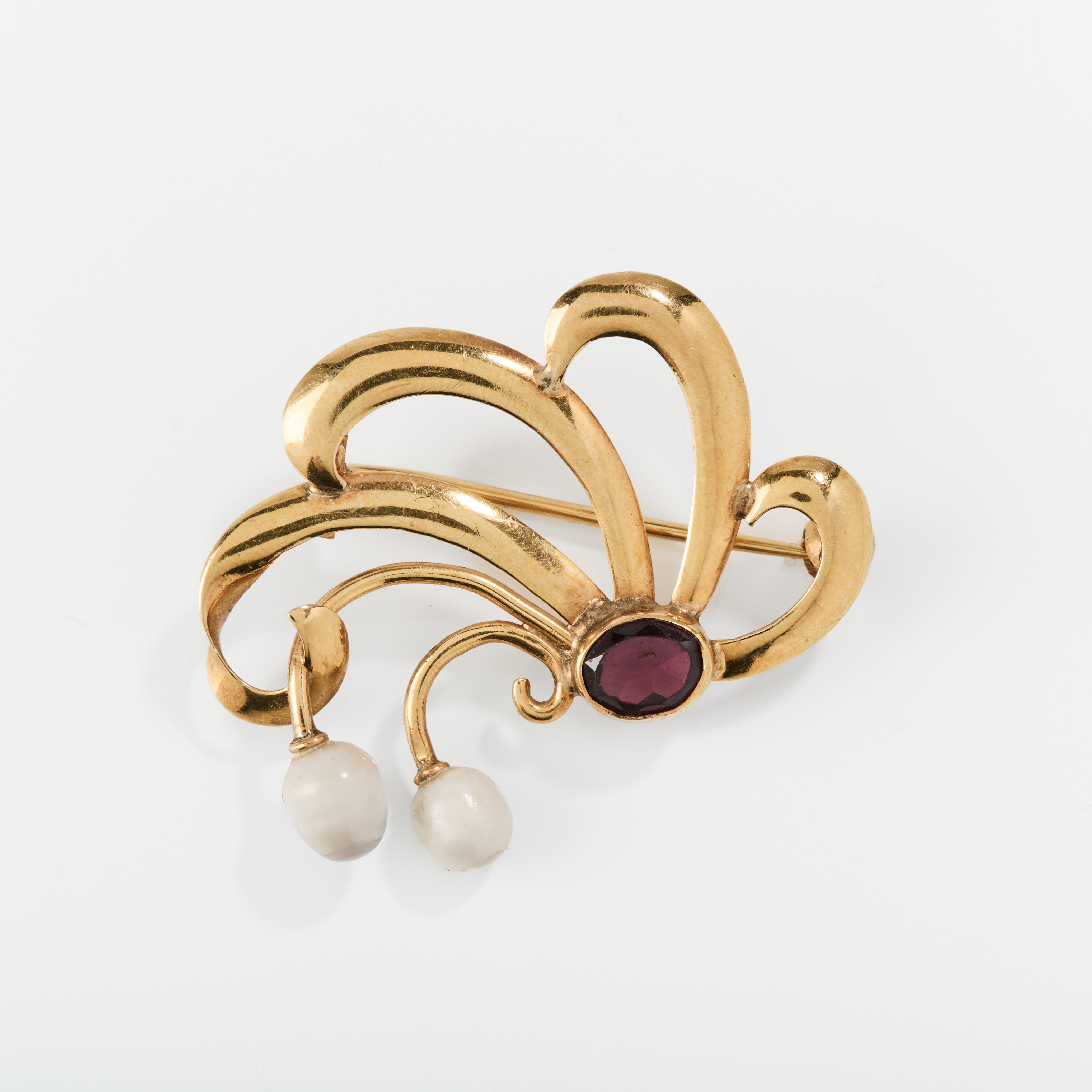 BROSCH, 18K guld, granat och flodpärlor, 1890, omgjord i Helsingborg 1957.