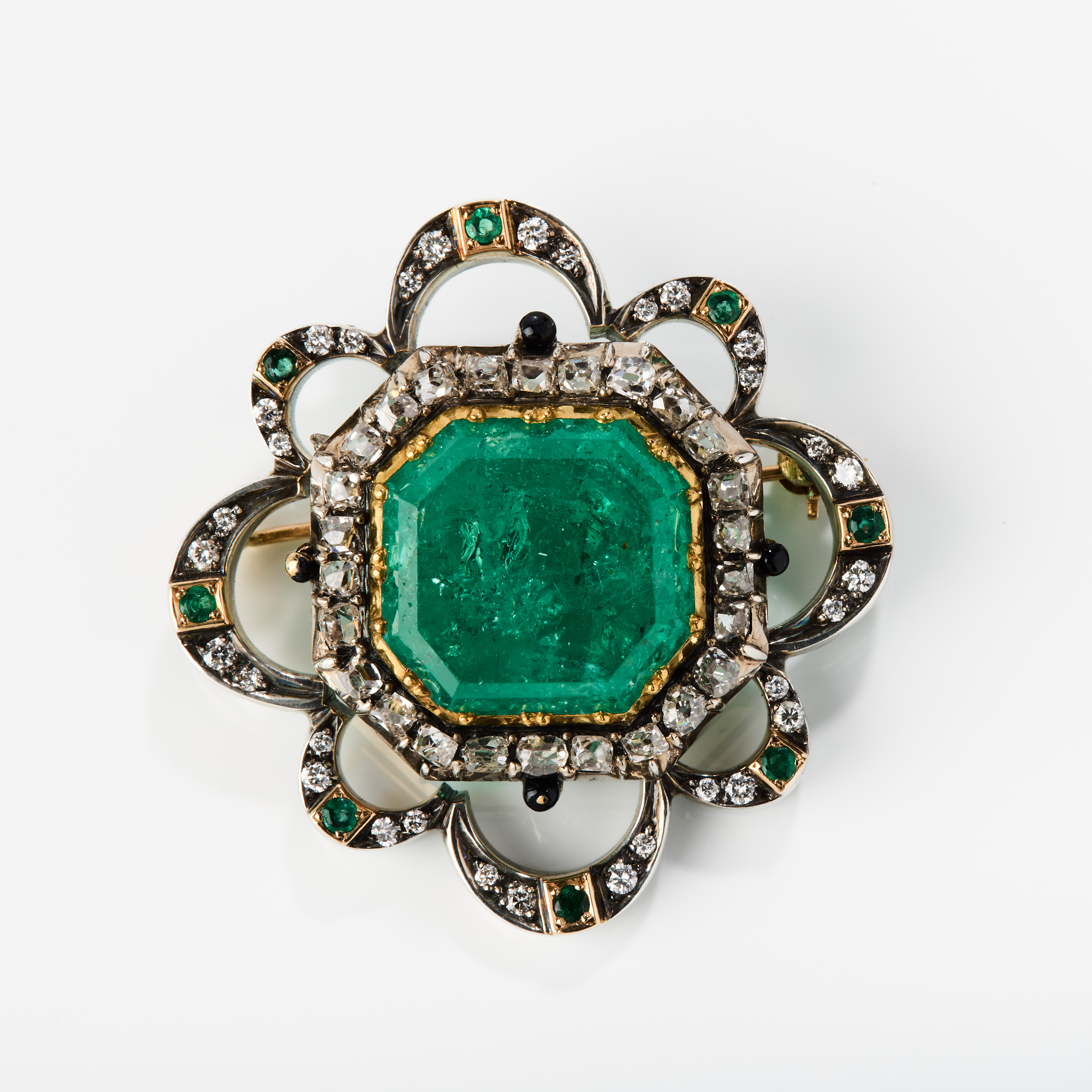 BROSCH, silver/guld med smaragder och diamanter, 1800-talets mitt/andra hälft. Omgjord av Gunilla Lantz, Stockholm 2008.