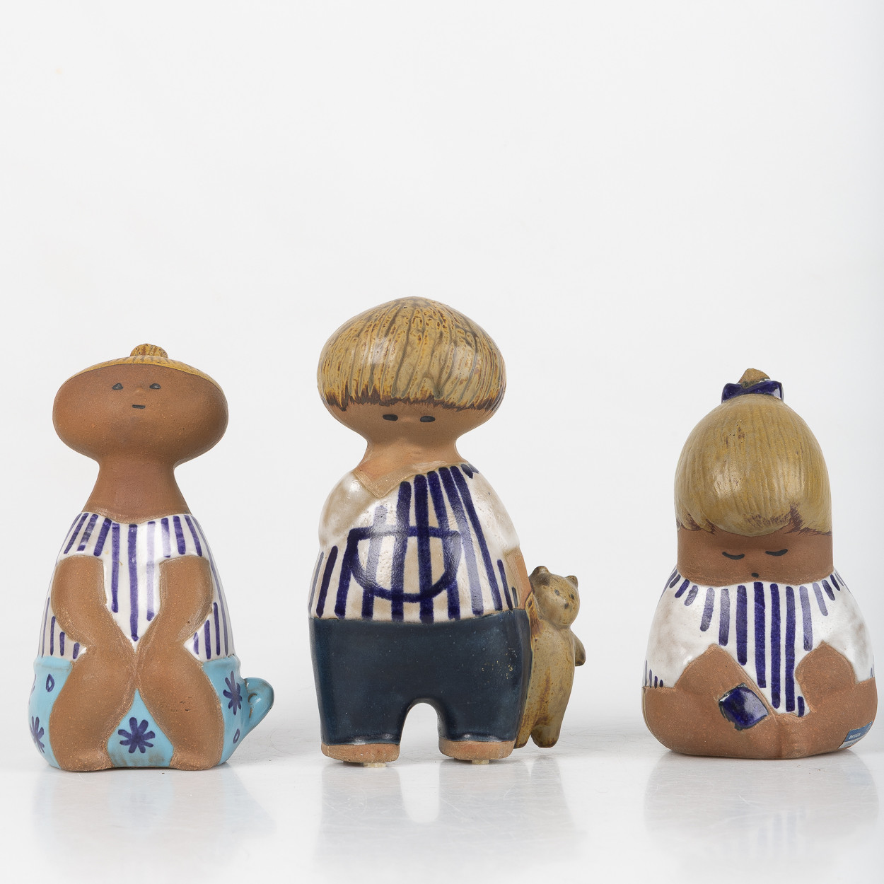 LISA LARSON. "Malin", "Lotta" och "Johanna", ur serien Larsons ungar, stengods, Gustavsberg.