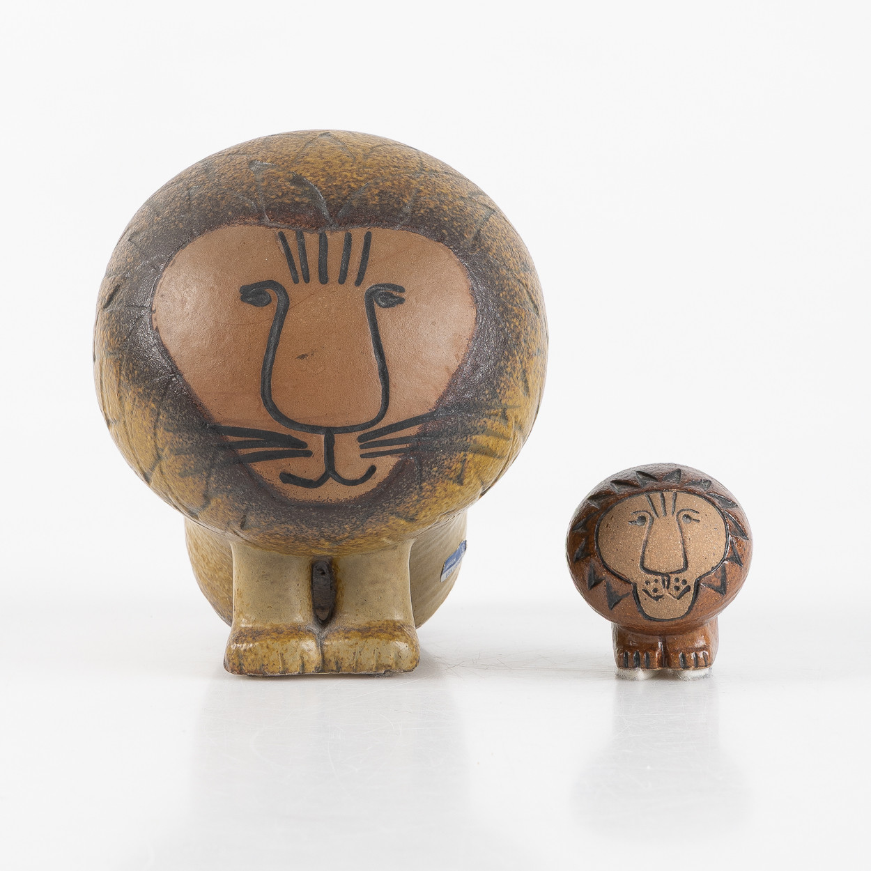 LISA LARSON. "Lejon Stort" samt "Lejon litet", ur serien Afrika, Gustavsberg.