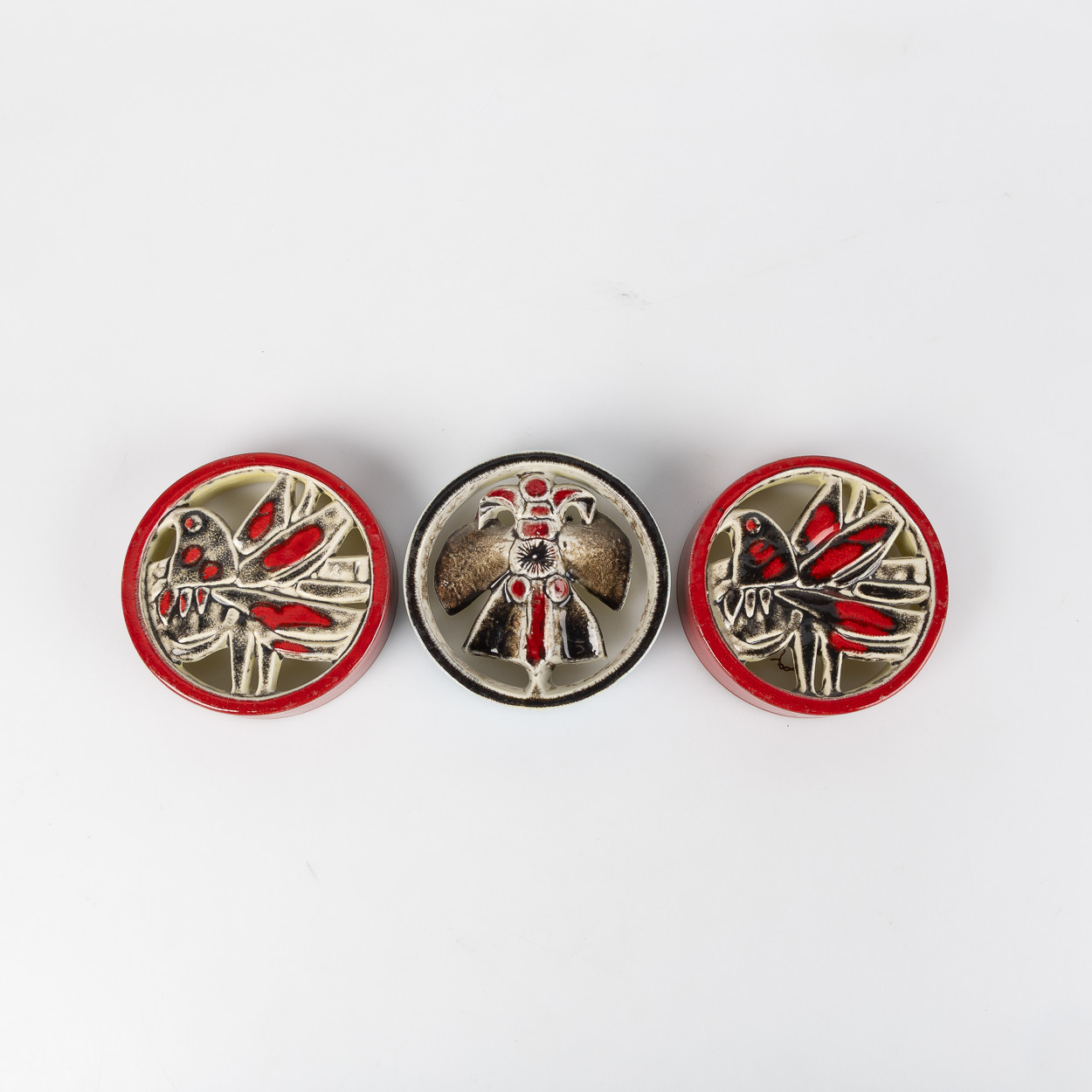 LISA LARSON. "Fågel" och "Fjäril", ur serien Rundel, 3 st, Gustavsberg, stengods.