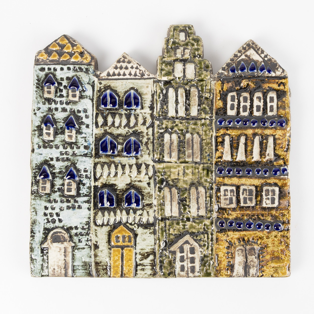 LISA LARSON. ´"Gamla Stan", väggrelief, ur serien Väggplattor, Gustavsberg.