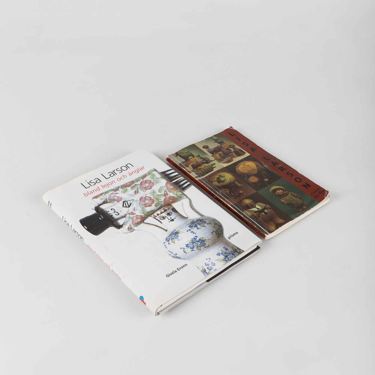 Gisela Eronn: "Lisa Larson, bland lejon och änglar" (signerad av Lisa Larson) samt "Lisa Larson, Gustavsberg 1954-80".