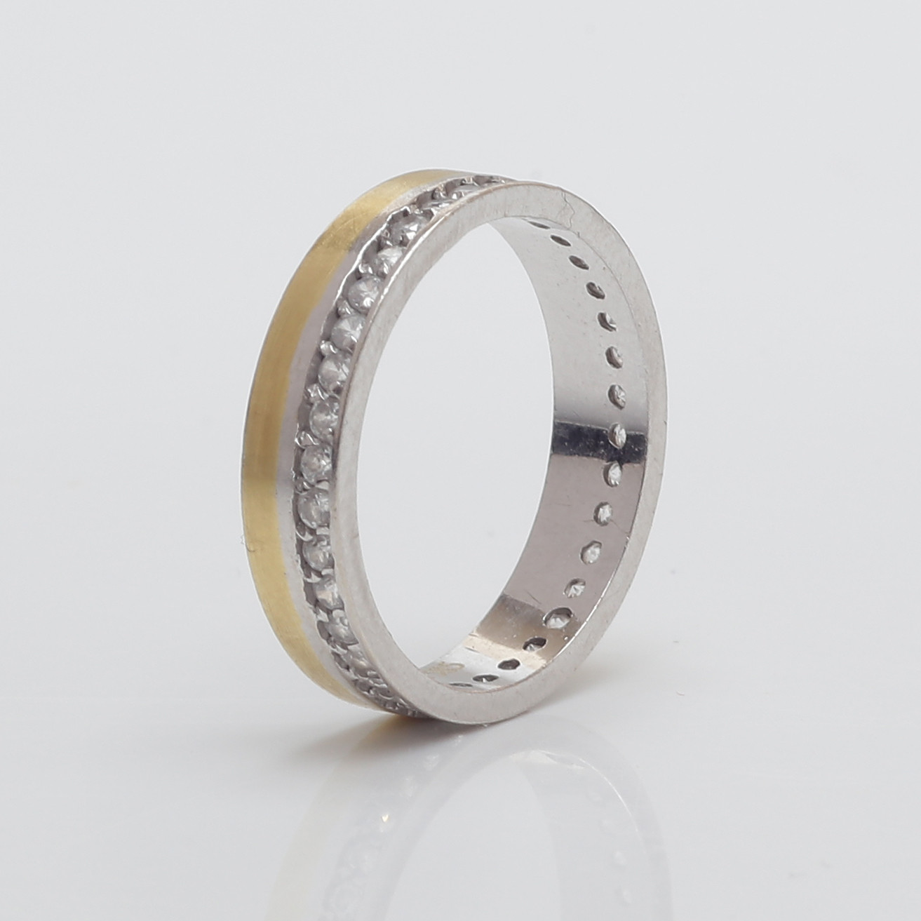 14K GULDRING MED DIAMANTER (T&S 585).