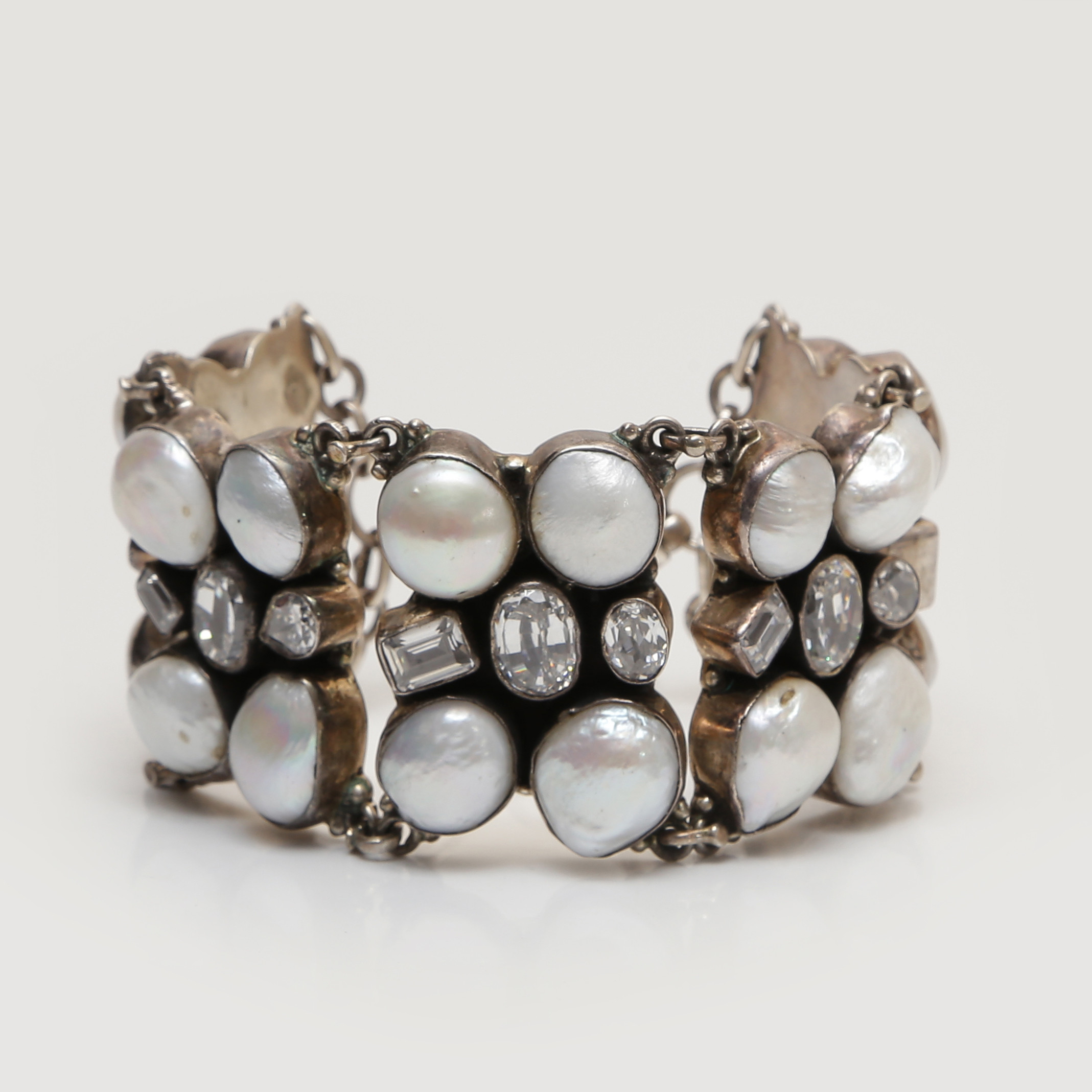 KUMKUM, STORT ARMBAND, STERLINGSILVER, PÄRLEMO/PÄRLOR SAMT VITA STENAR.