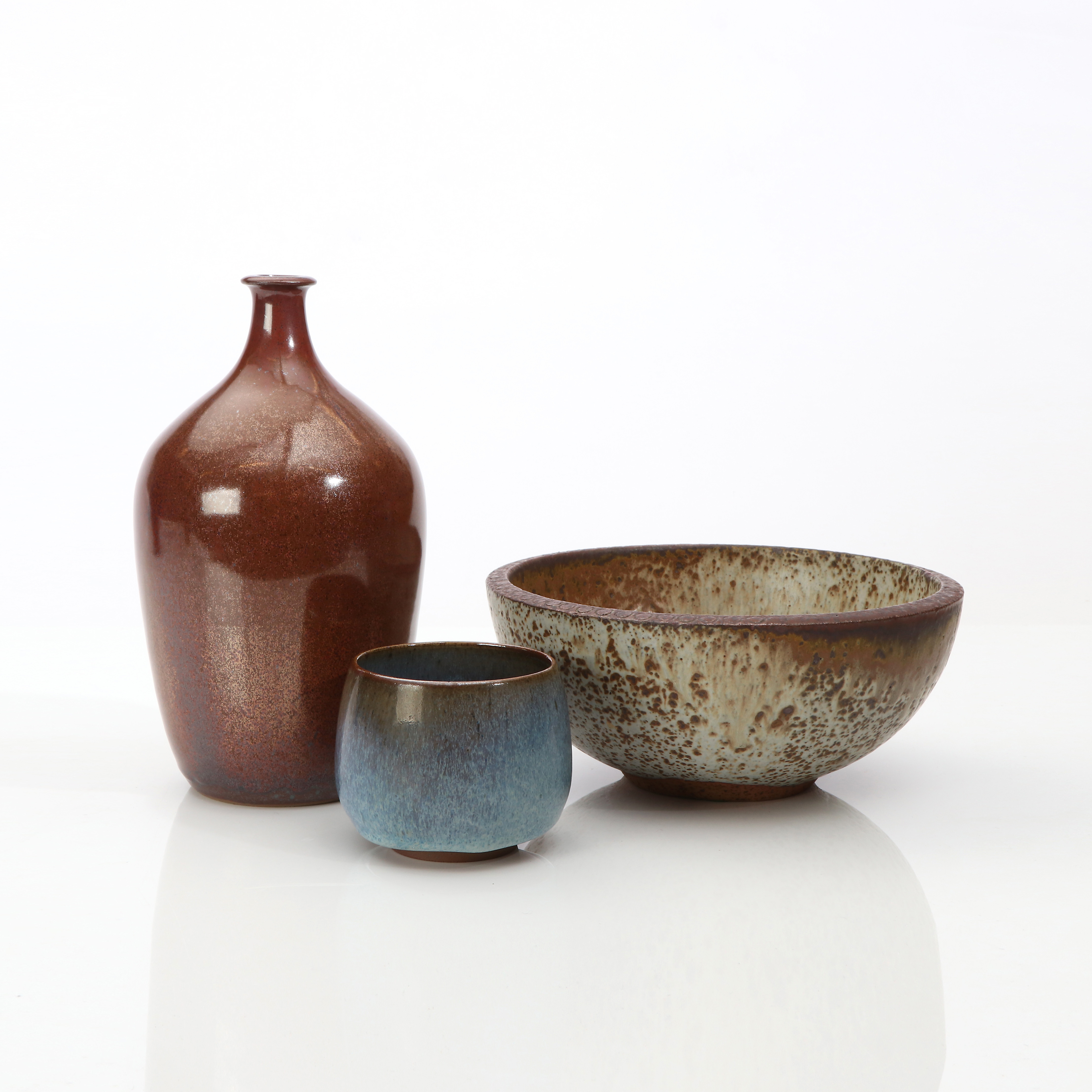 ROLF PALM. SKÅLAR, TVÅ ST OCH VAS. Glaserat stengods. Signerade undertill.