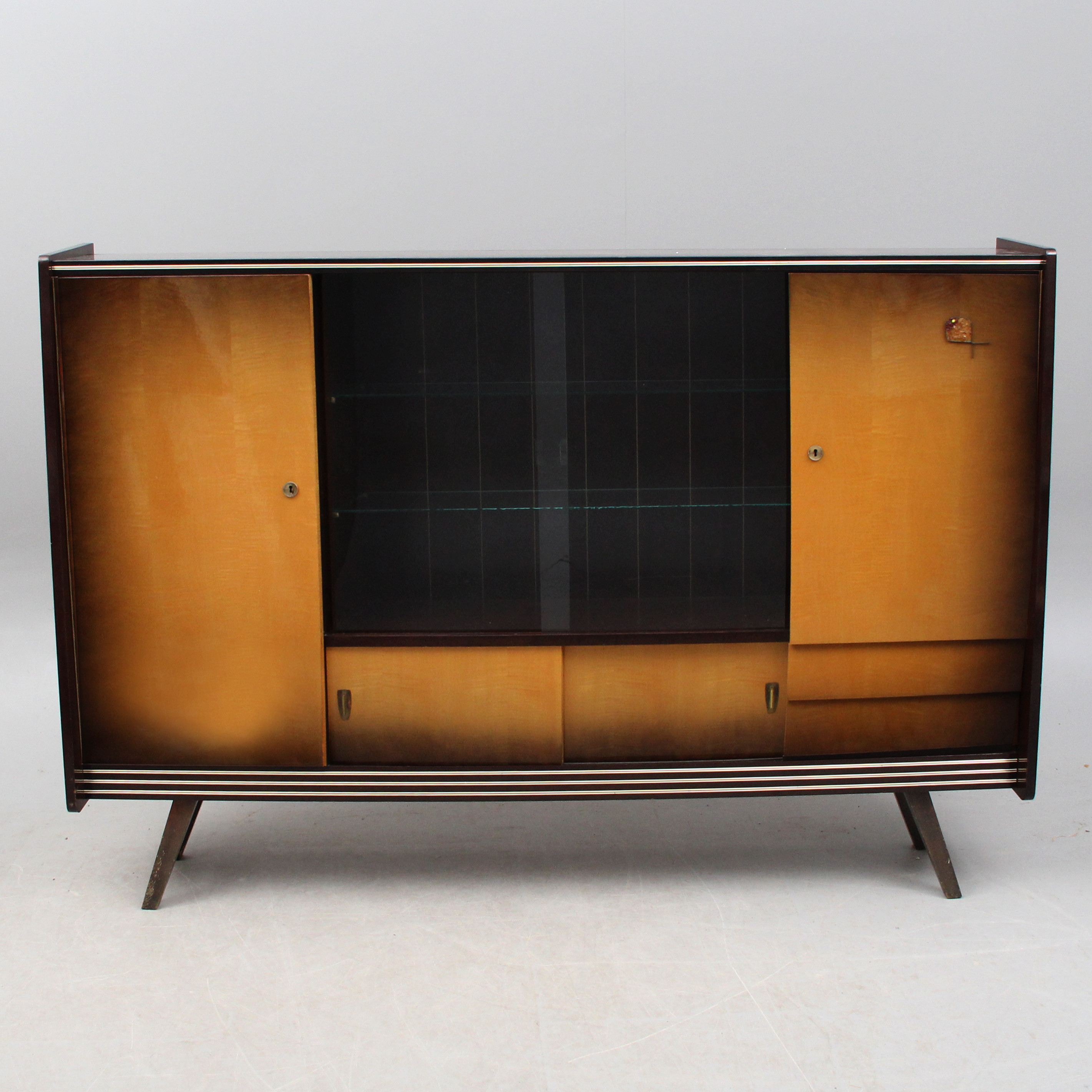 SKÅP, med vitrindel, Möbelfabrik Schüler, Tyskland, En dörr med fiskdekor, 1960-talet.