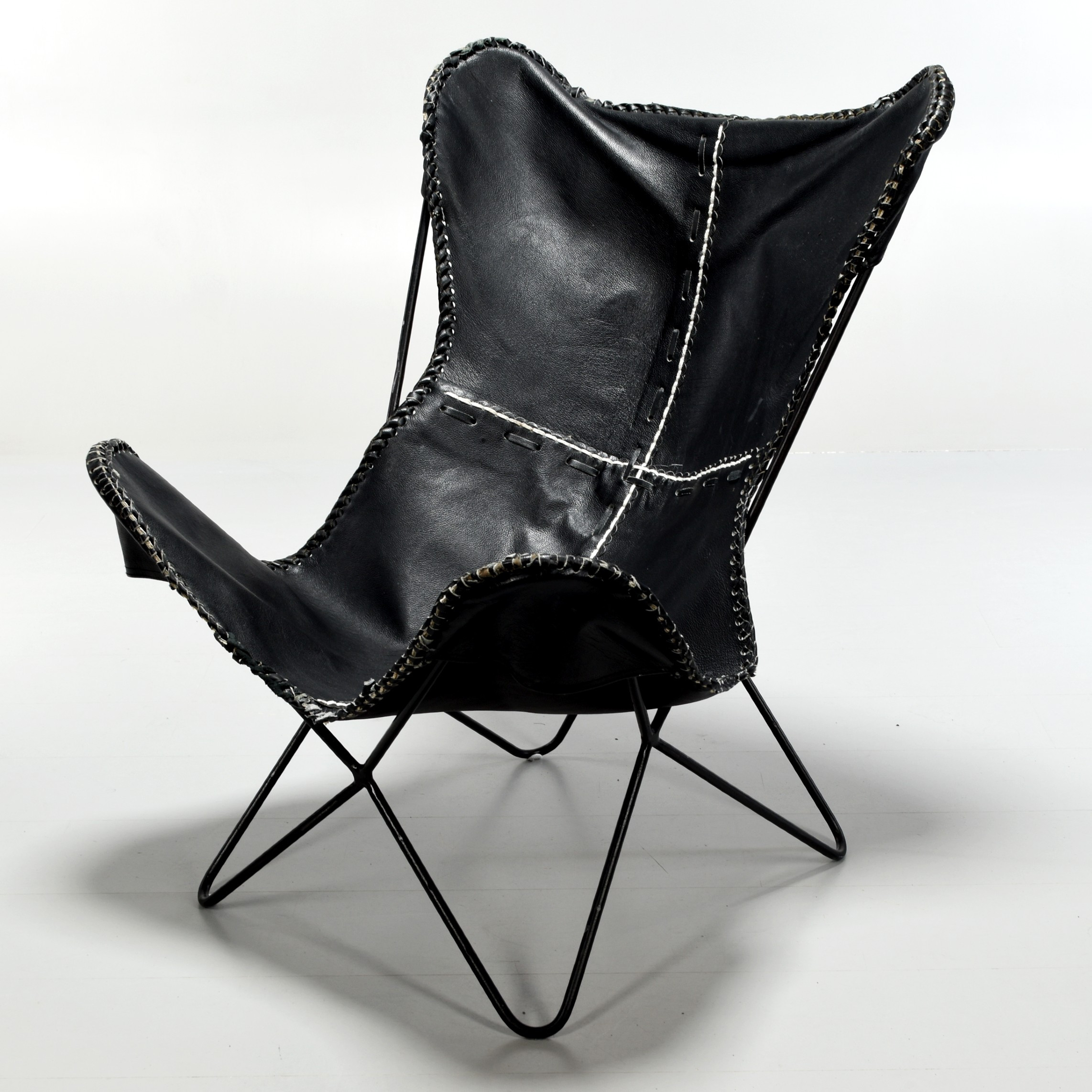 FLADDERMUSFÅTÖLJ, Läder och metall, 1900-tal.