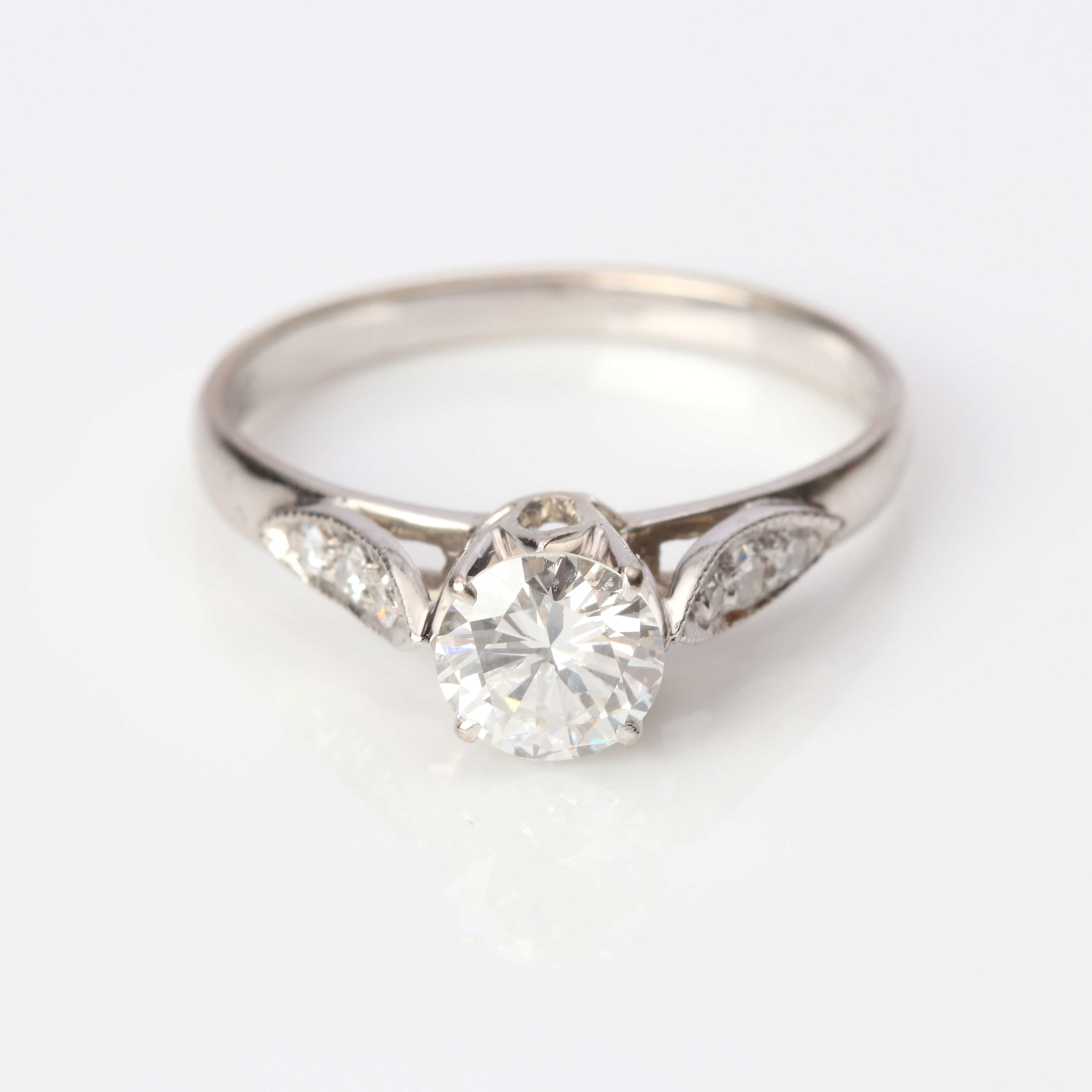 DIAMANTRING. 18k vitguld med en större briljantslipad diamant samt sex st 8/8-slipade diamanter, totalvikt ca 2,9 gram.