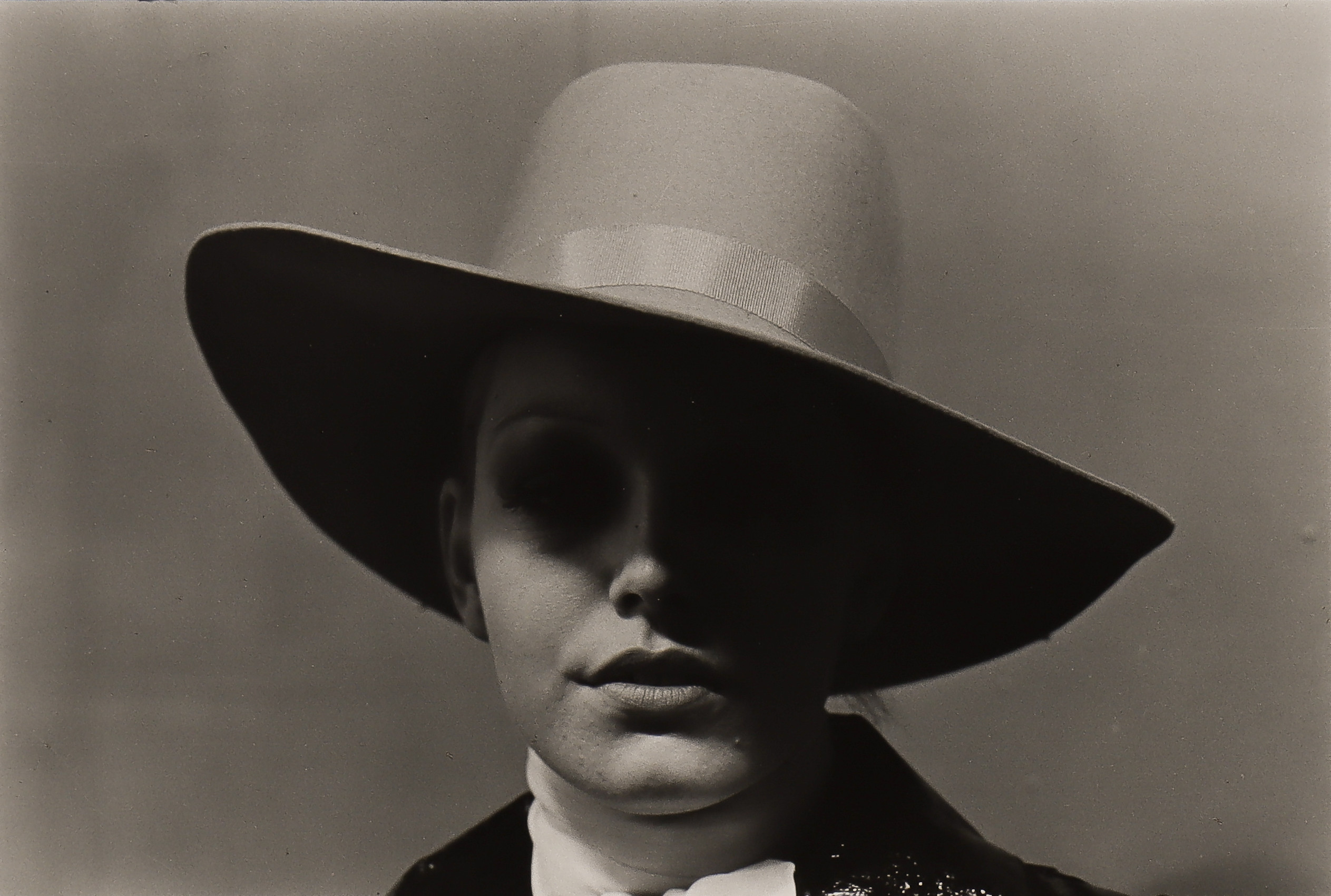 NILS-ERIK WIKEBÄCK. Kvinna i hatt.