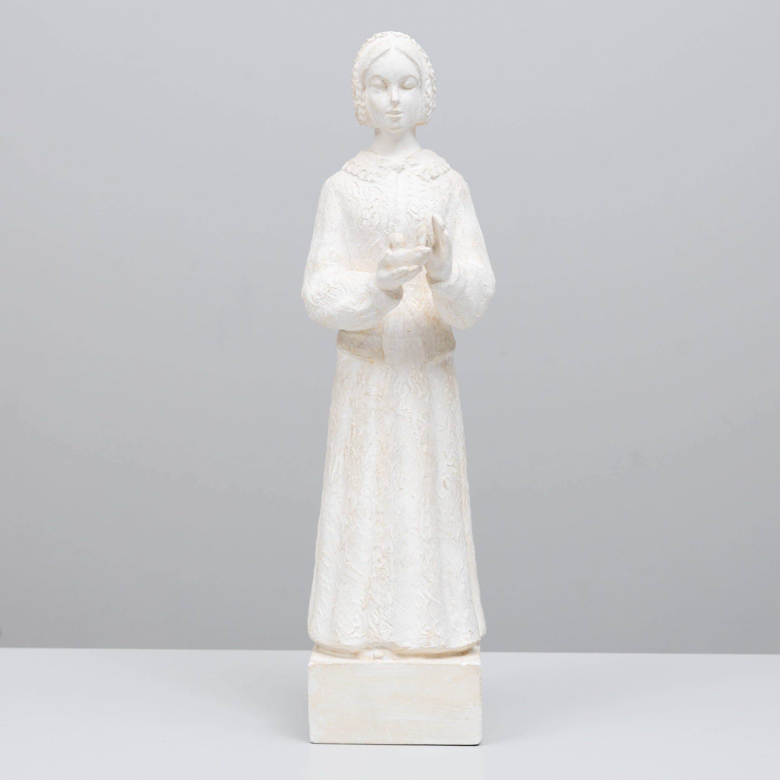 CARIN NILSON (1884-1973) STOCKHOLM). Kvinna med oljelampa, gips, signerad Carin Nilson.