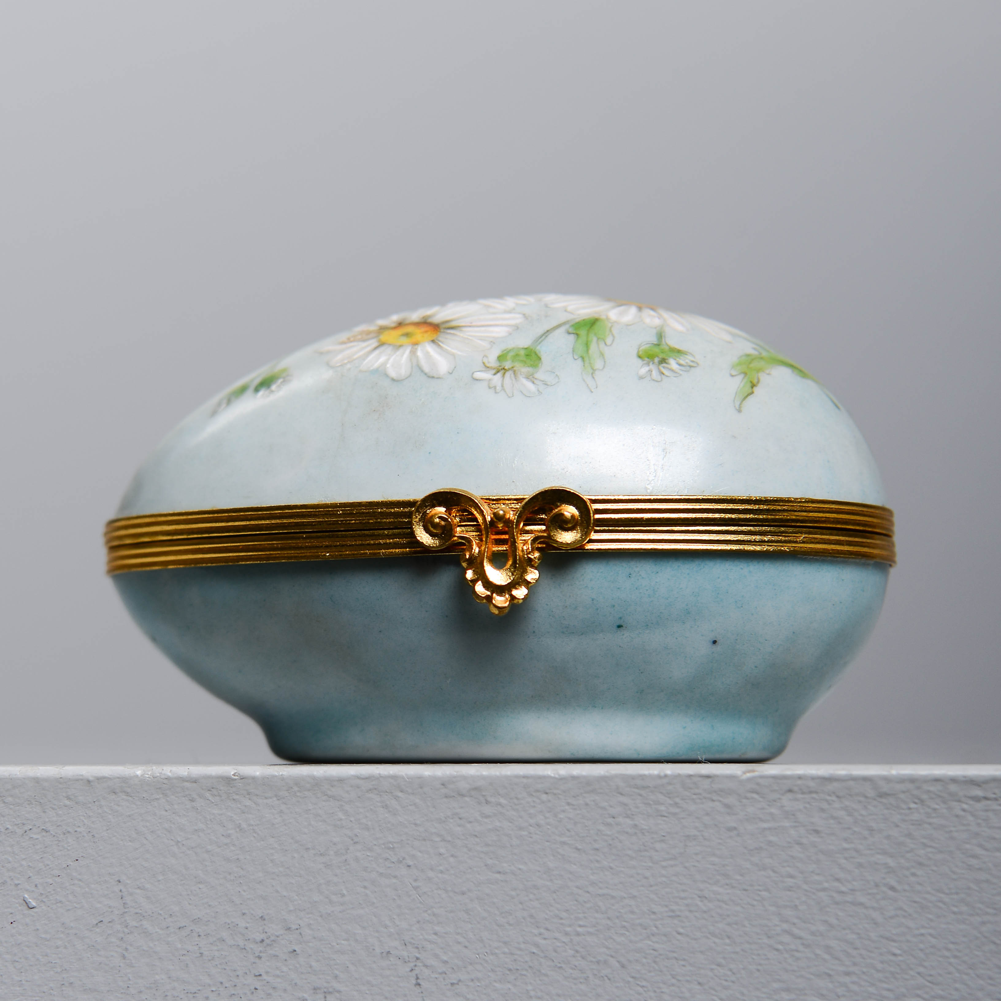 VERNA SCHÖRLING, handmålad ask, porslin 1900-talets andra del.