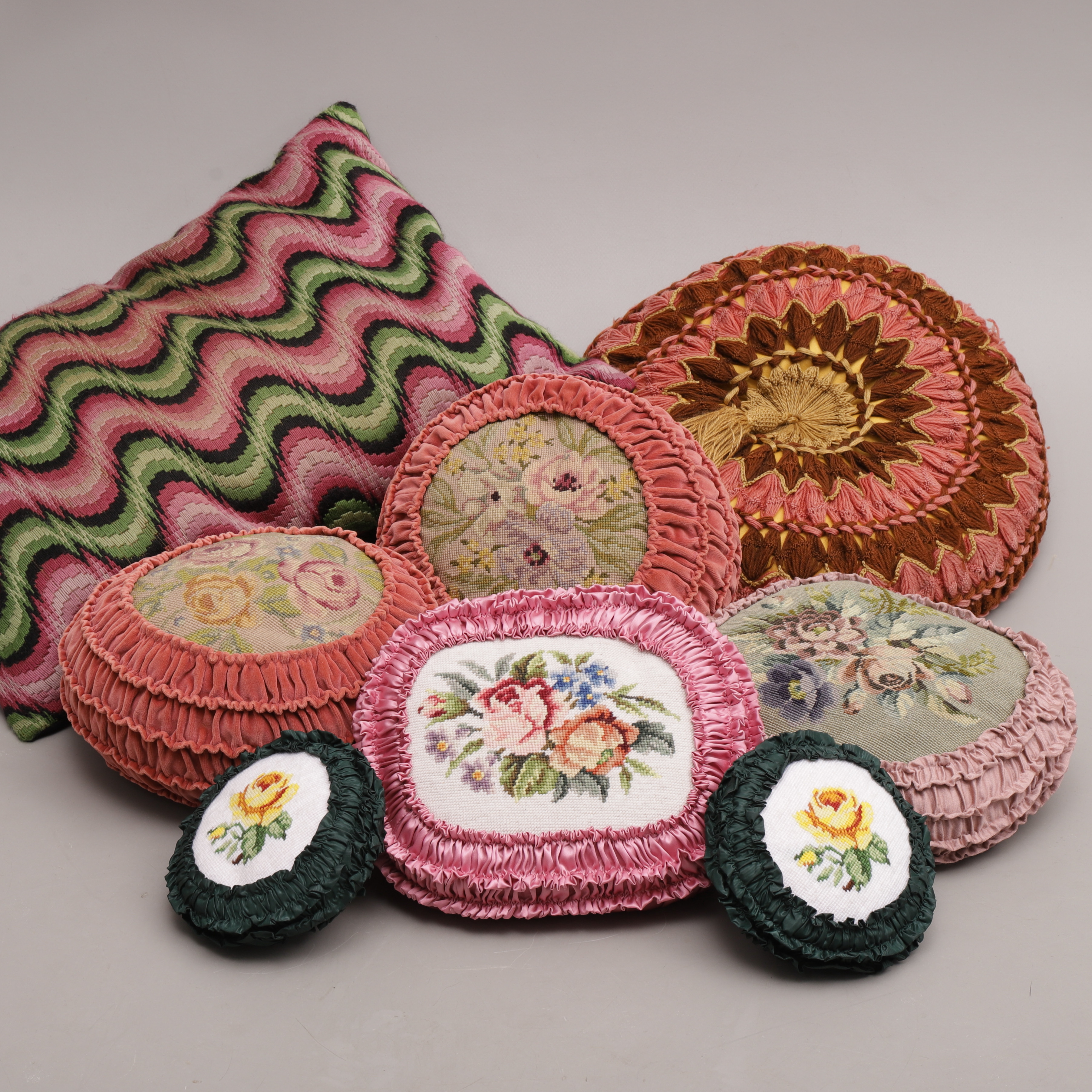 KUDDAR, 8 st, med brodyr mm, 1900-tal.