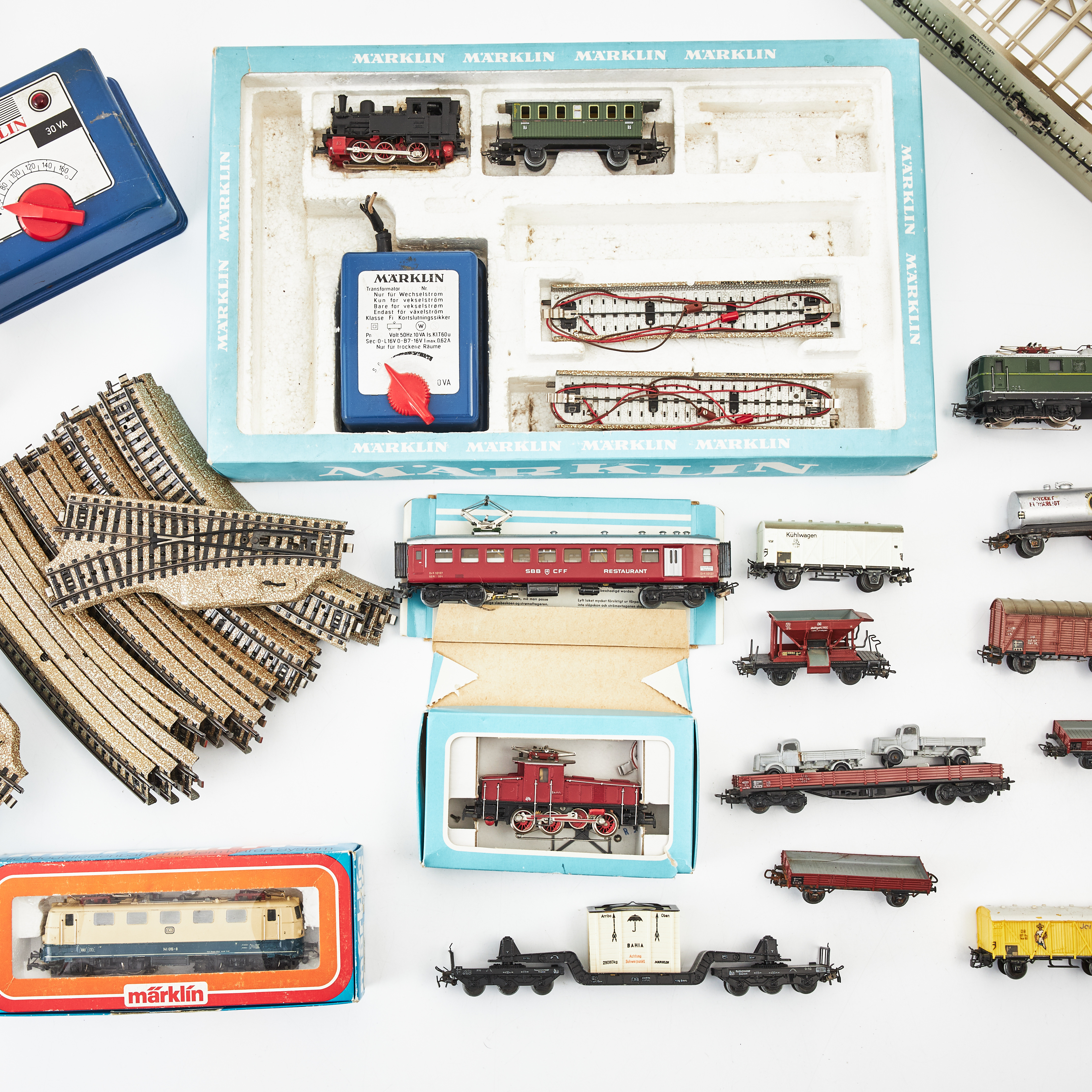 MÄRKLIN, 1900-tal, Tyskland, H0, 4 lok, 11 vagnar, räls, övergång, m.m.