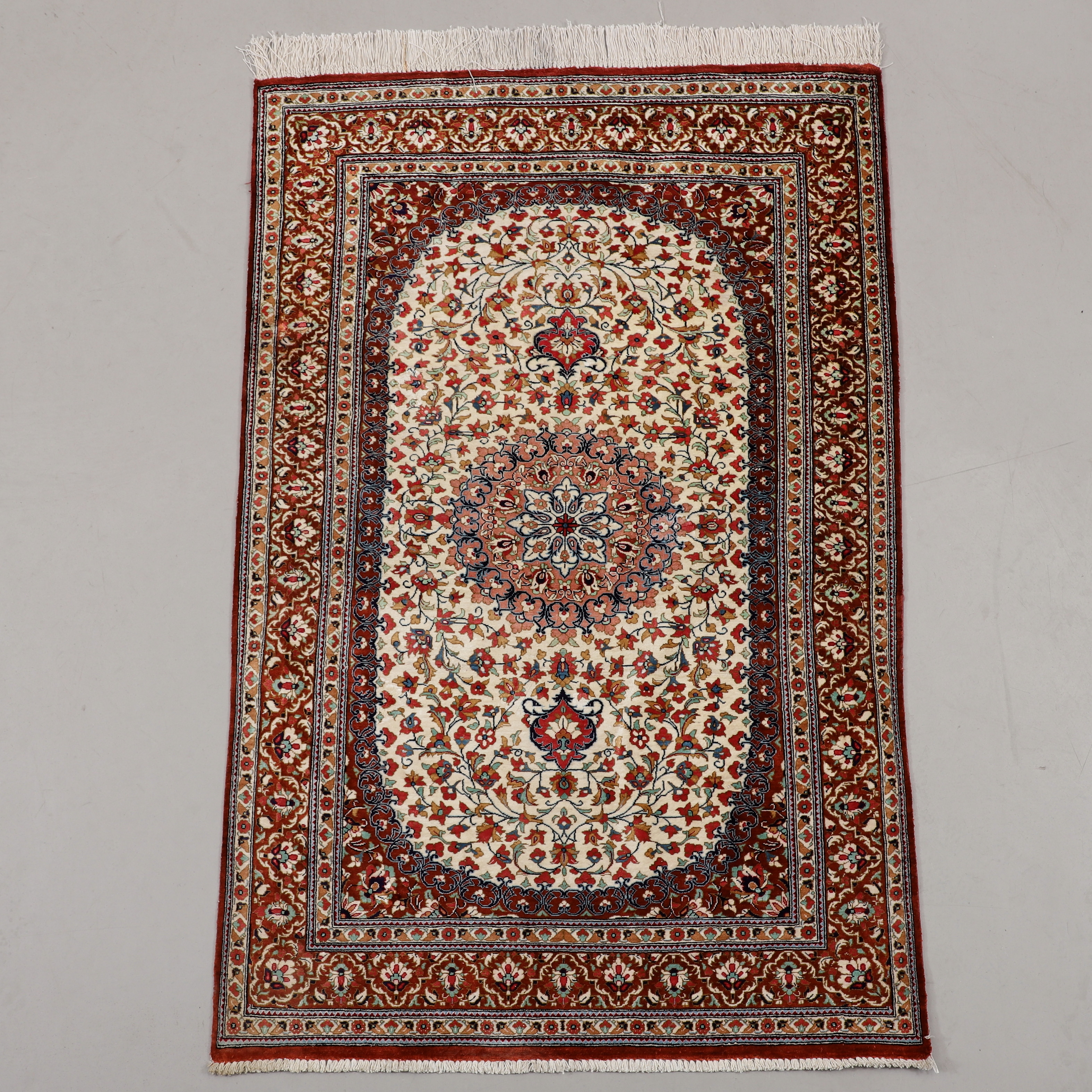 MATTA, silke, Goum, Persisk, mått 122 x 79 cm.