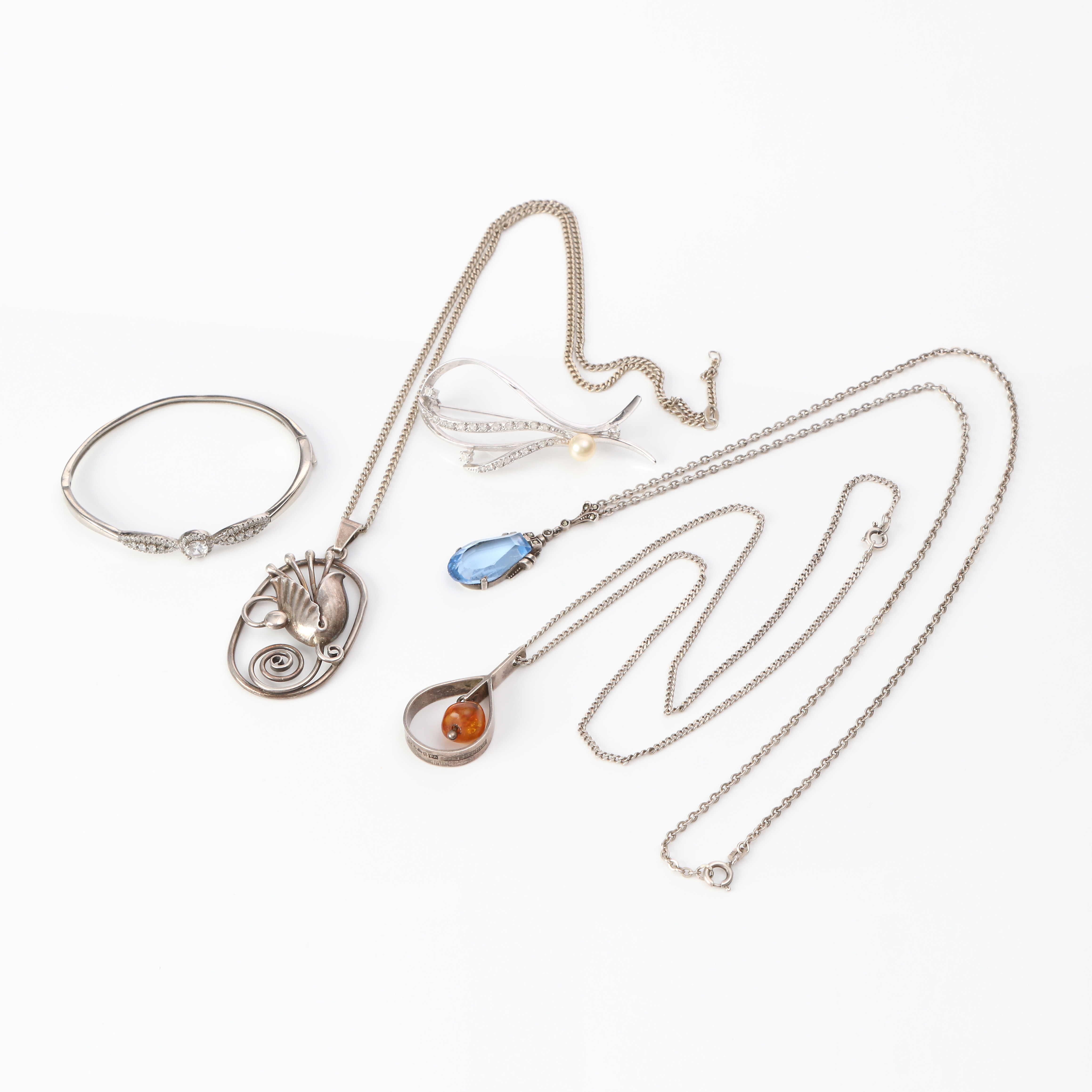 SILVERSMYCKEN, FEM ST. Silver med olikfärgade stenar och pärlimitation.