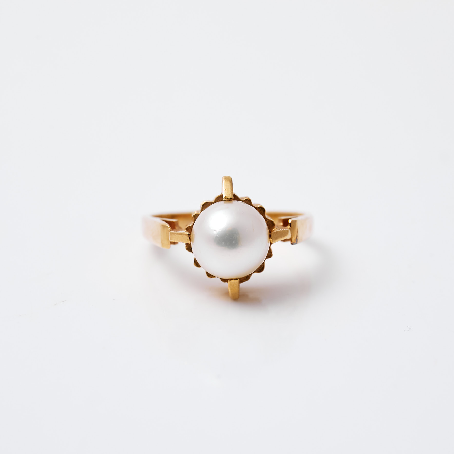 RING, 18 k guld, 1 odlad vit saltvattenspärla, ca 8,1 mm, svensk importstämpel.