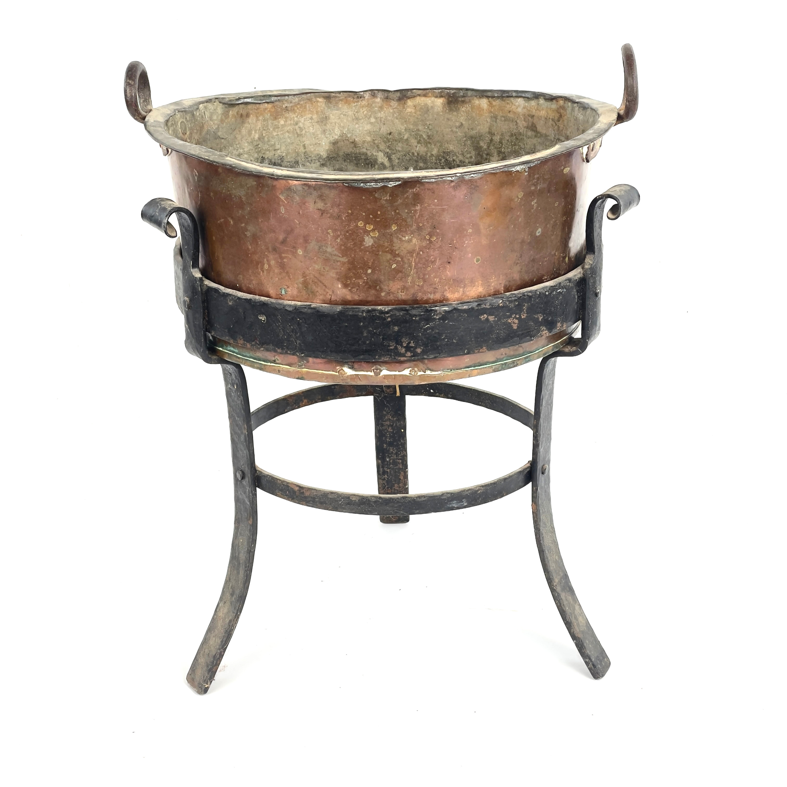 KITTEL, koppar, på benställning i smide, 1900-tal.