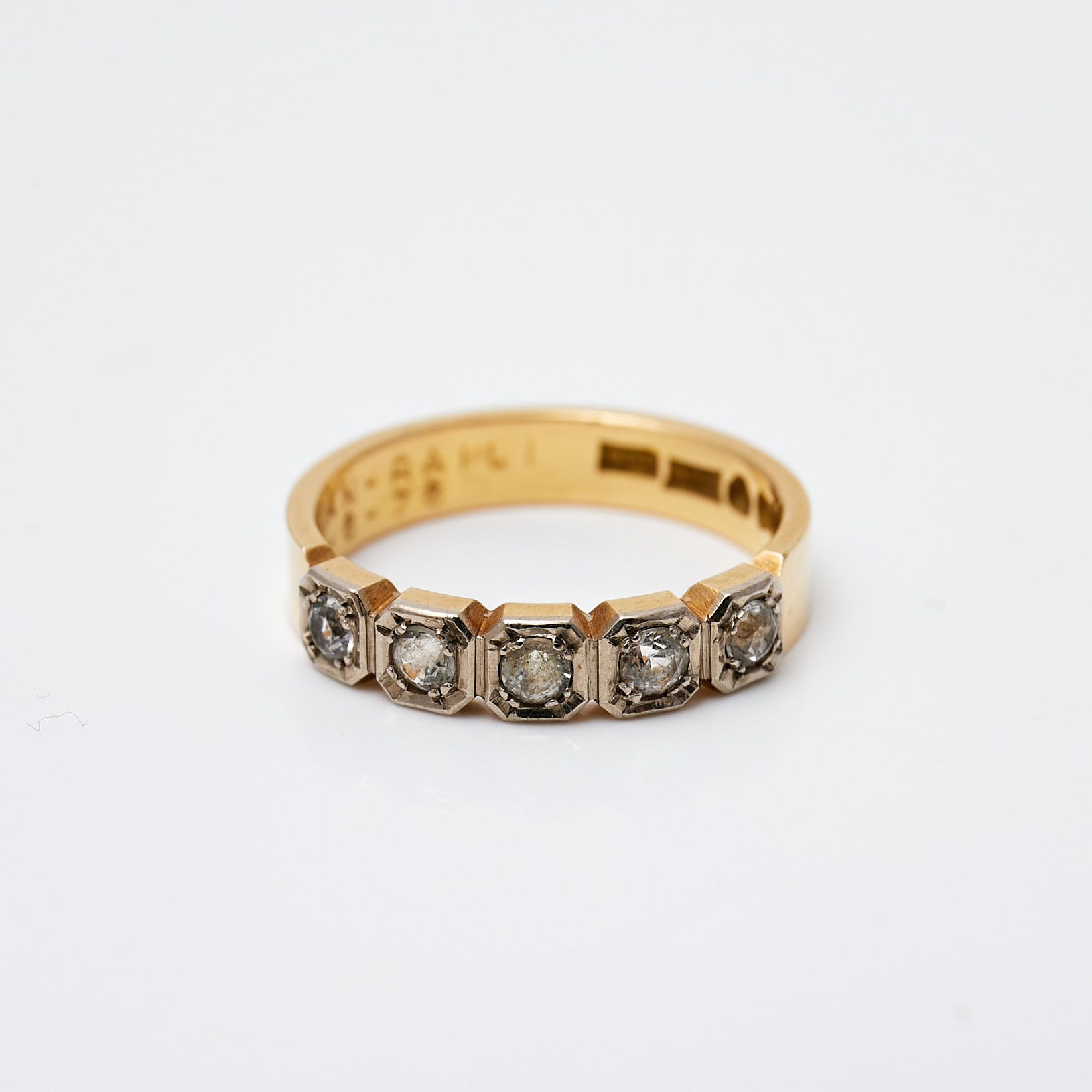 RING, 18 k guld, 5 syntetiska vita safirer, Örneus Guldsmeds Ab O, Stockholm, 1978.