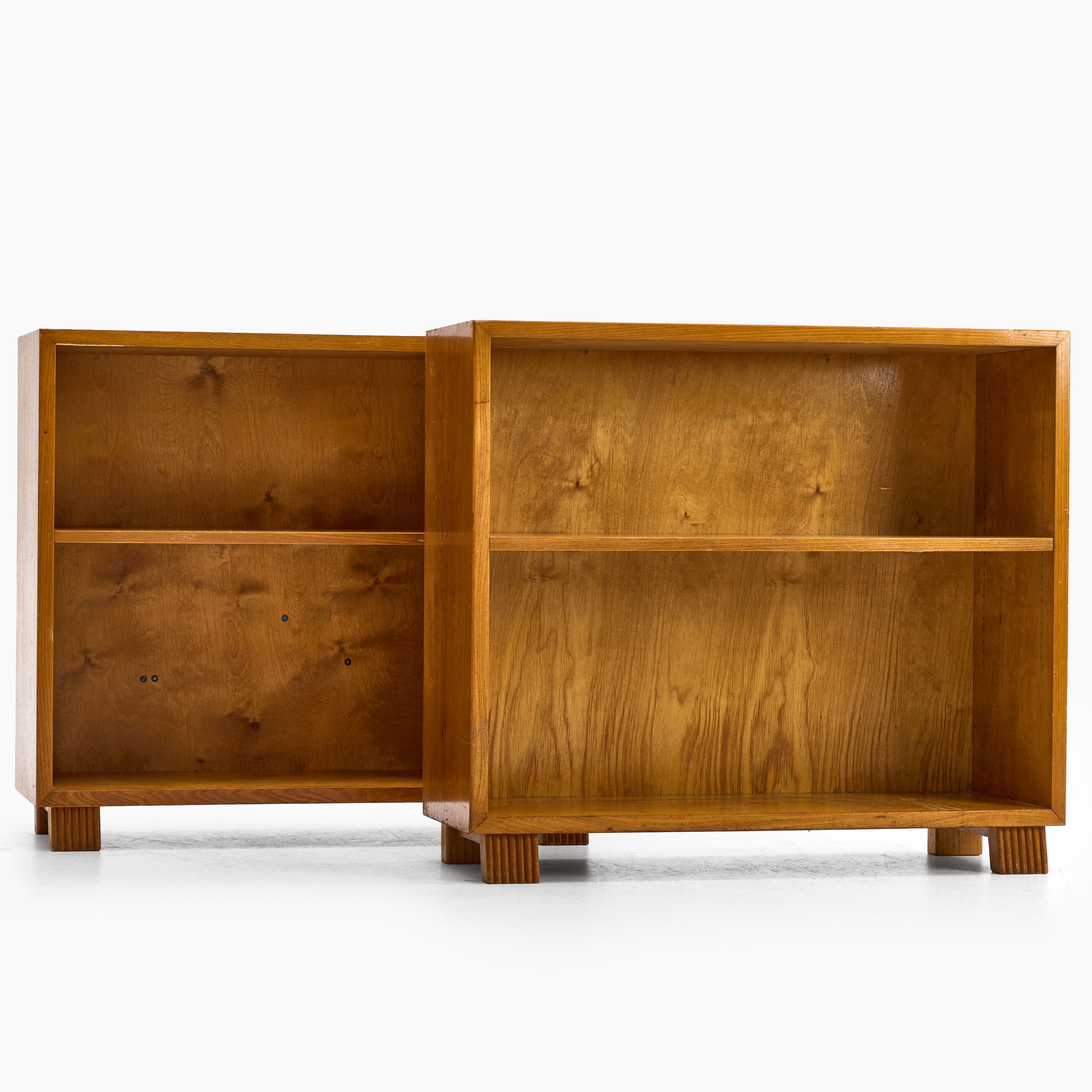 BOKHYLLOR, ett par, Swedish Modern, 1930/40-tal, alm och björk, stiliserade tassfötter.
