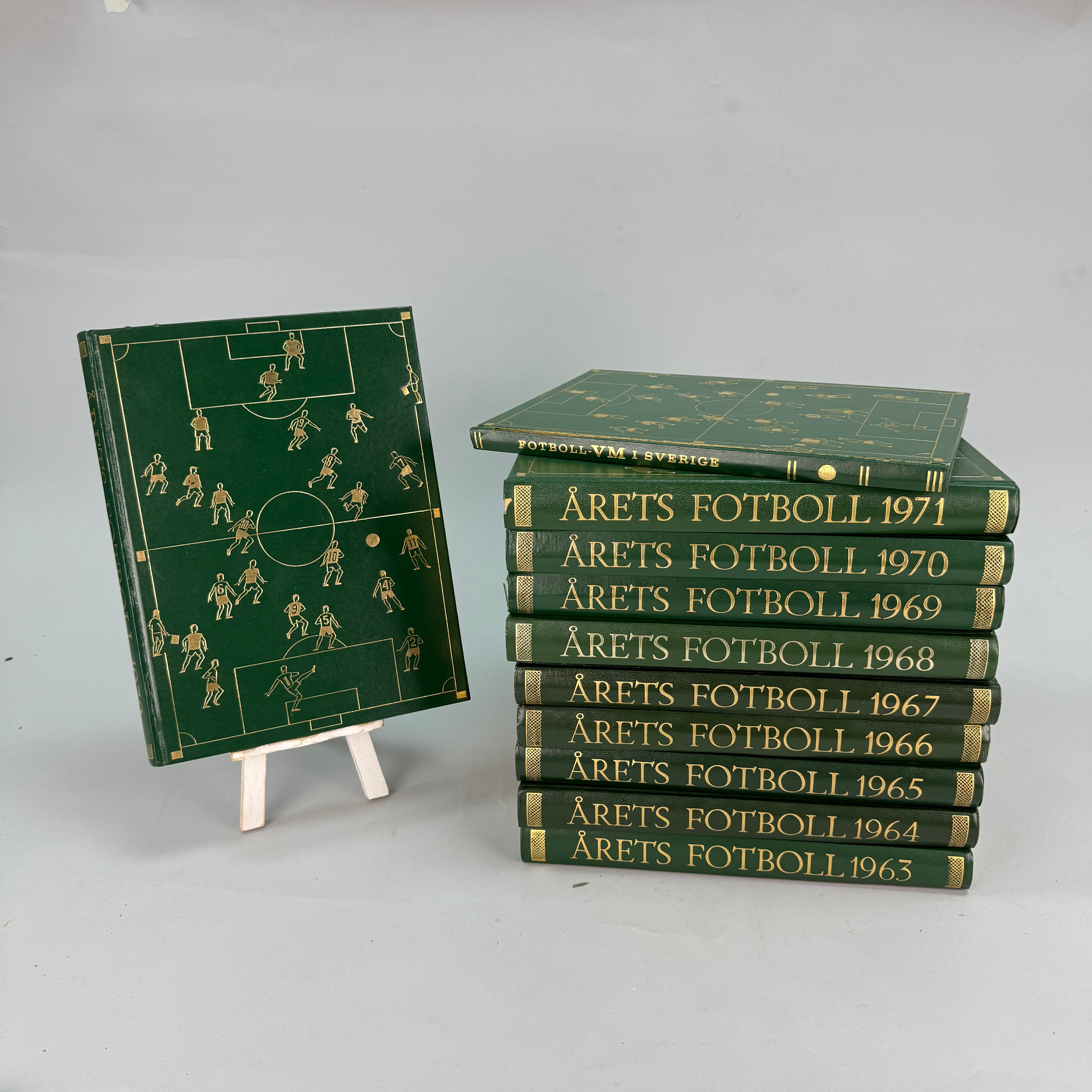 BÖCKER - Årets fotboll år 1963- 1972 samt fotboll VM Sverige.