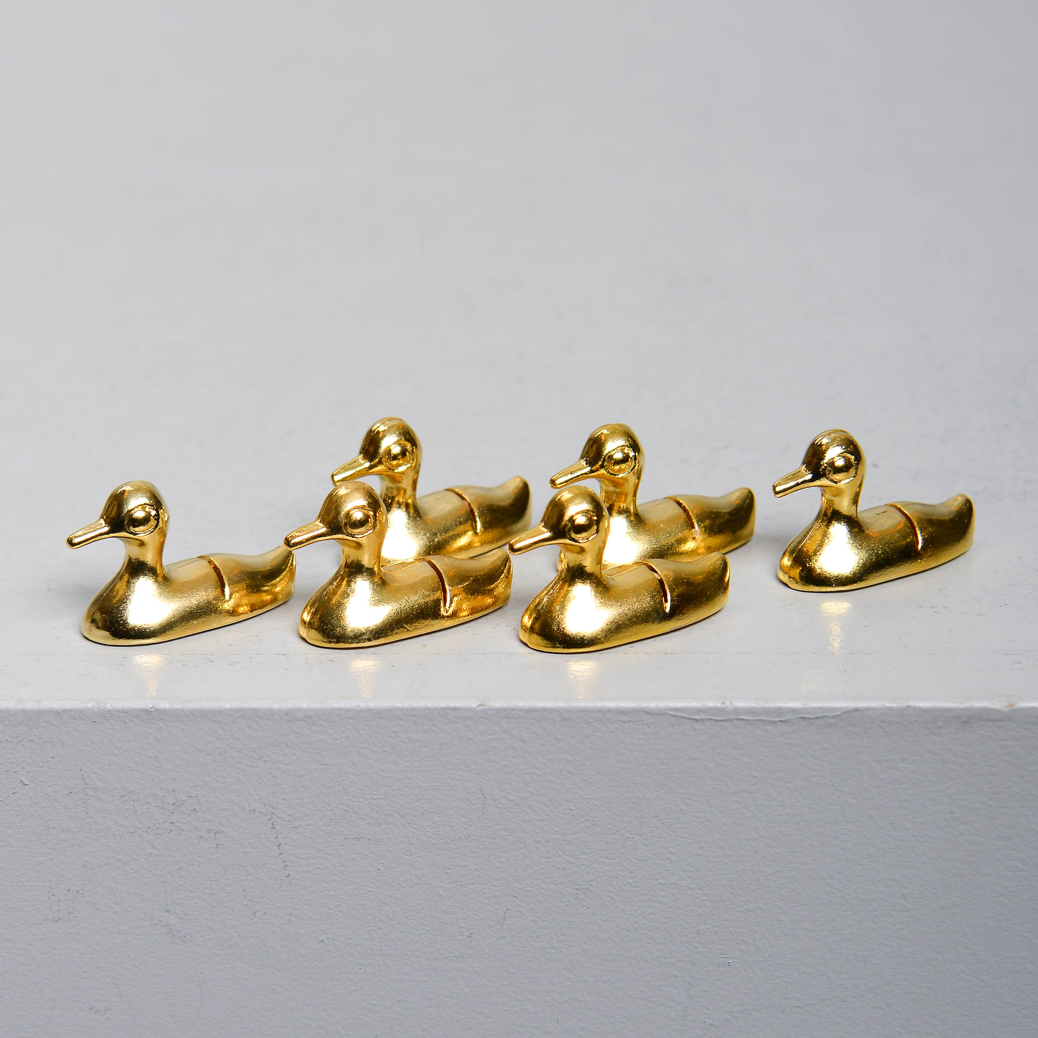 PLACERINGSKORTHÅLLARE i form av and, 6 st, mässing.