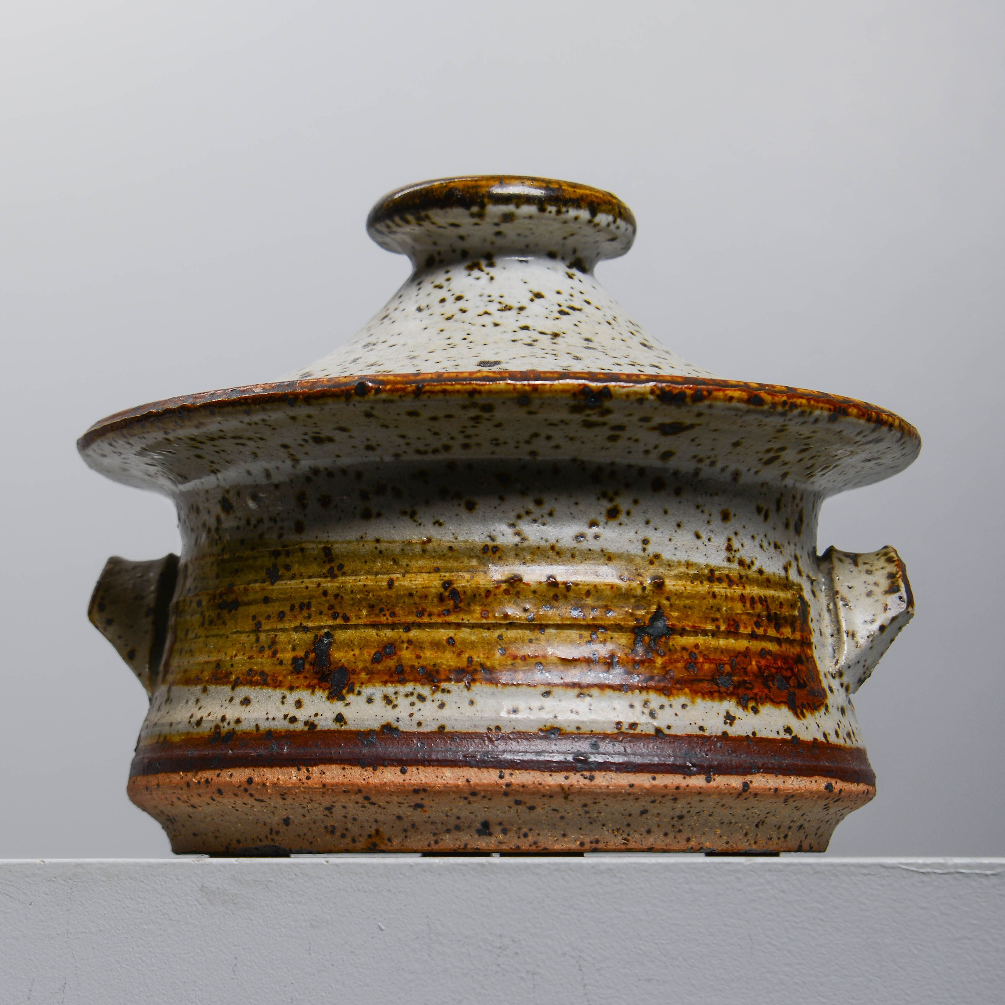 ERIK ASKHOLM. Karott med lock, keramik, signerad.