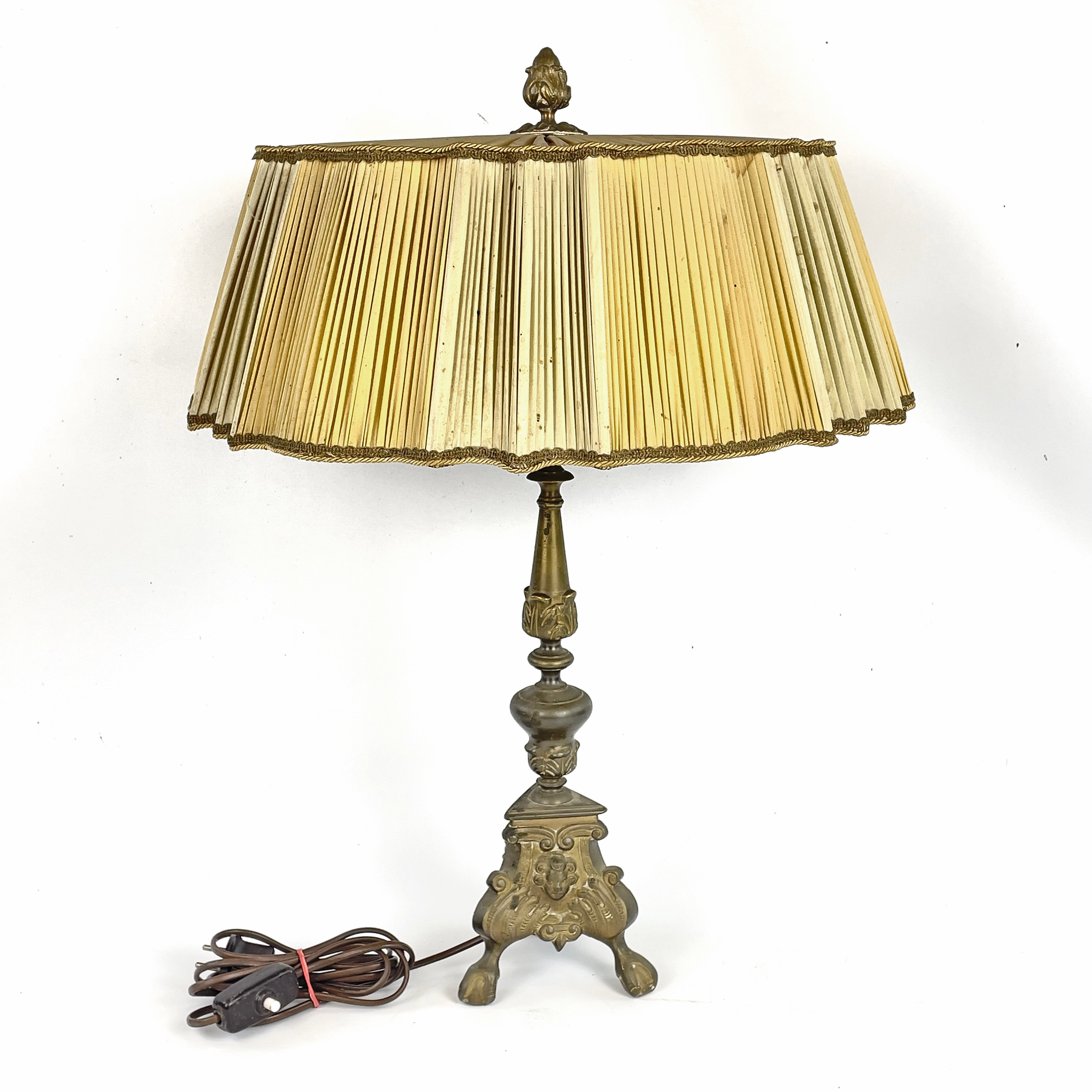 BORDSLAMPA, Böhlmarks, modell nr 15388 gjuten mässing, barockstil, 1900-talets första hälft.