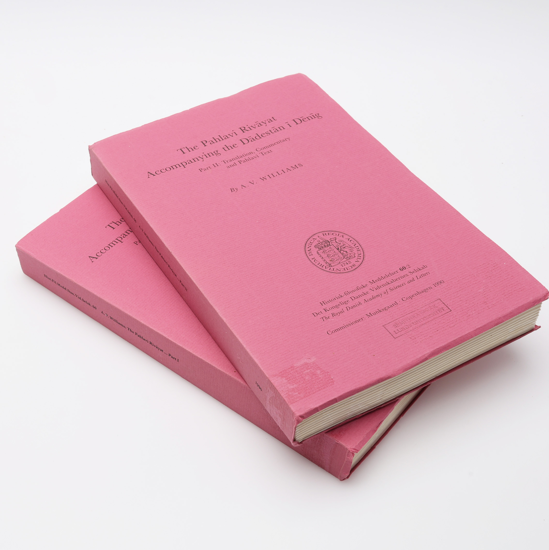 A. W. WILLIAMS THE PAHLAVI RIVAYAT ACCOMPANYING THE DADESTAN I DENIG I TVÅ VOLYMER 1990.