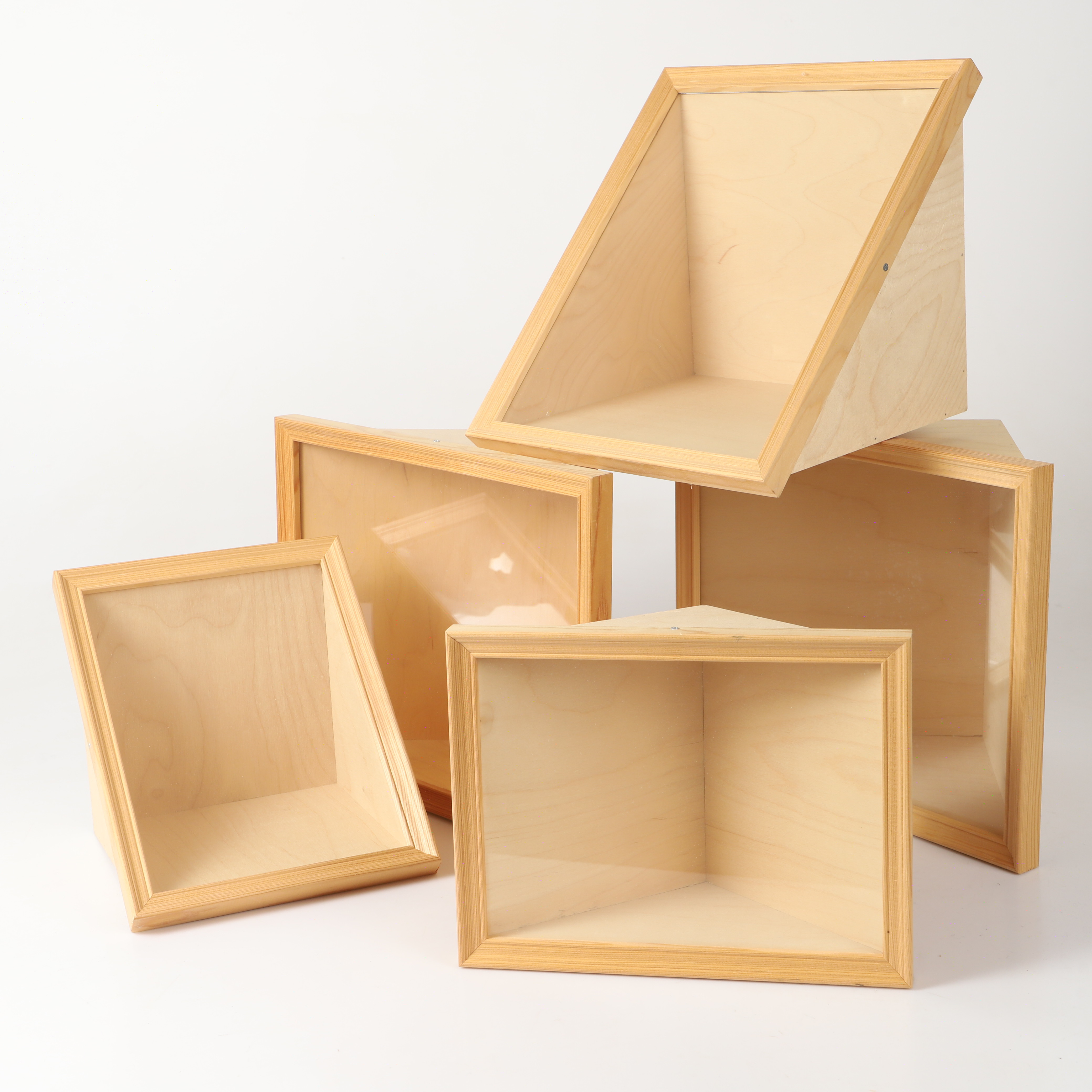 DOCK- ELLER TITTSKÅPSMINIATYRER, Displayskåp, 5 stycken, glas och trä.