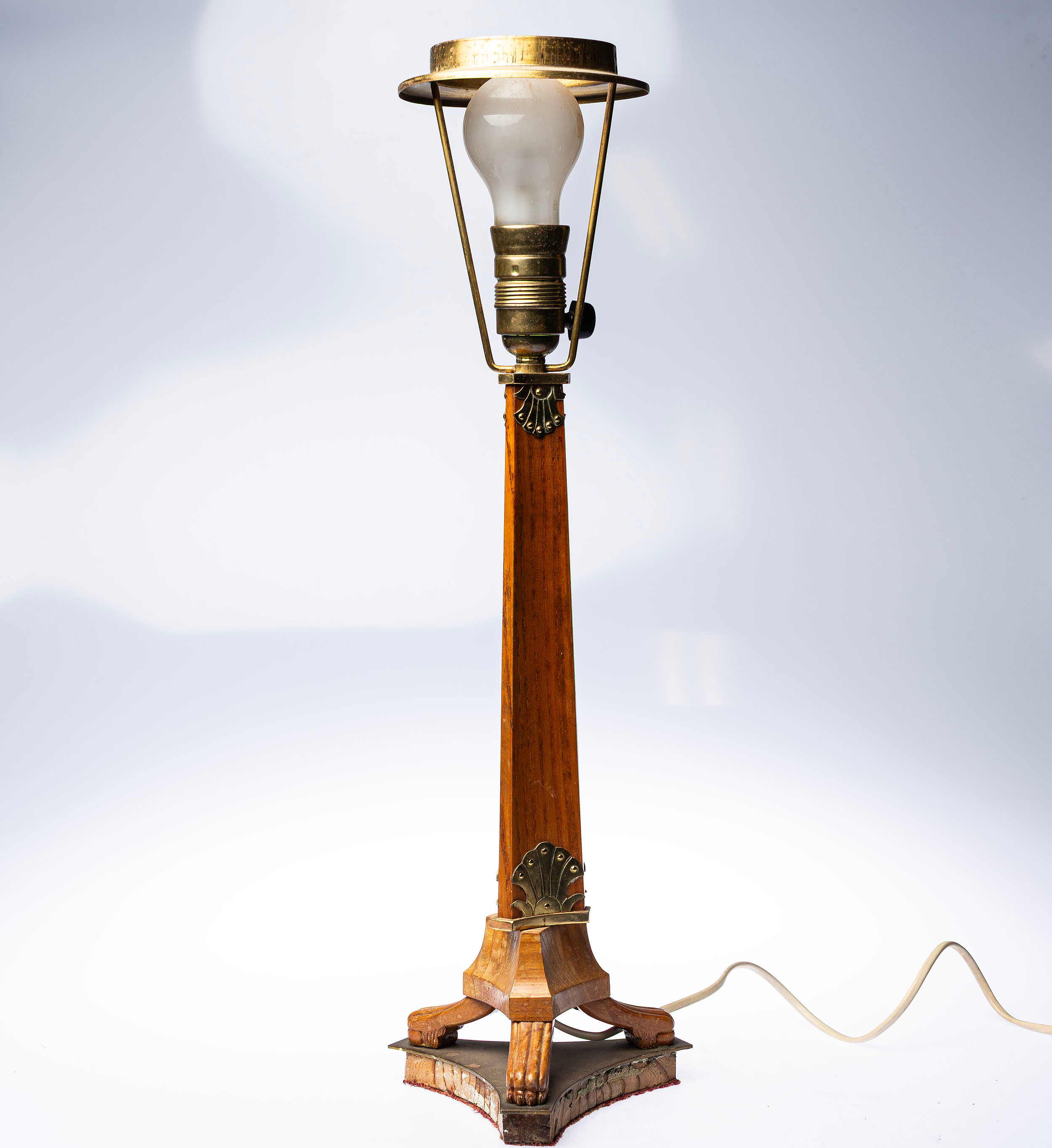 BORDSLAMPA, mässing & trä, jugend, 1900-talets första hälft.