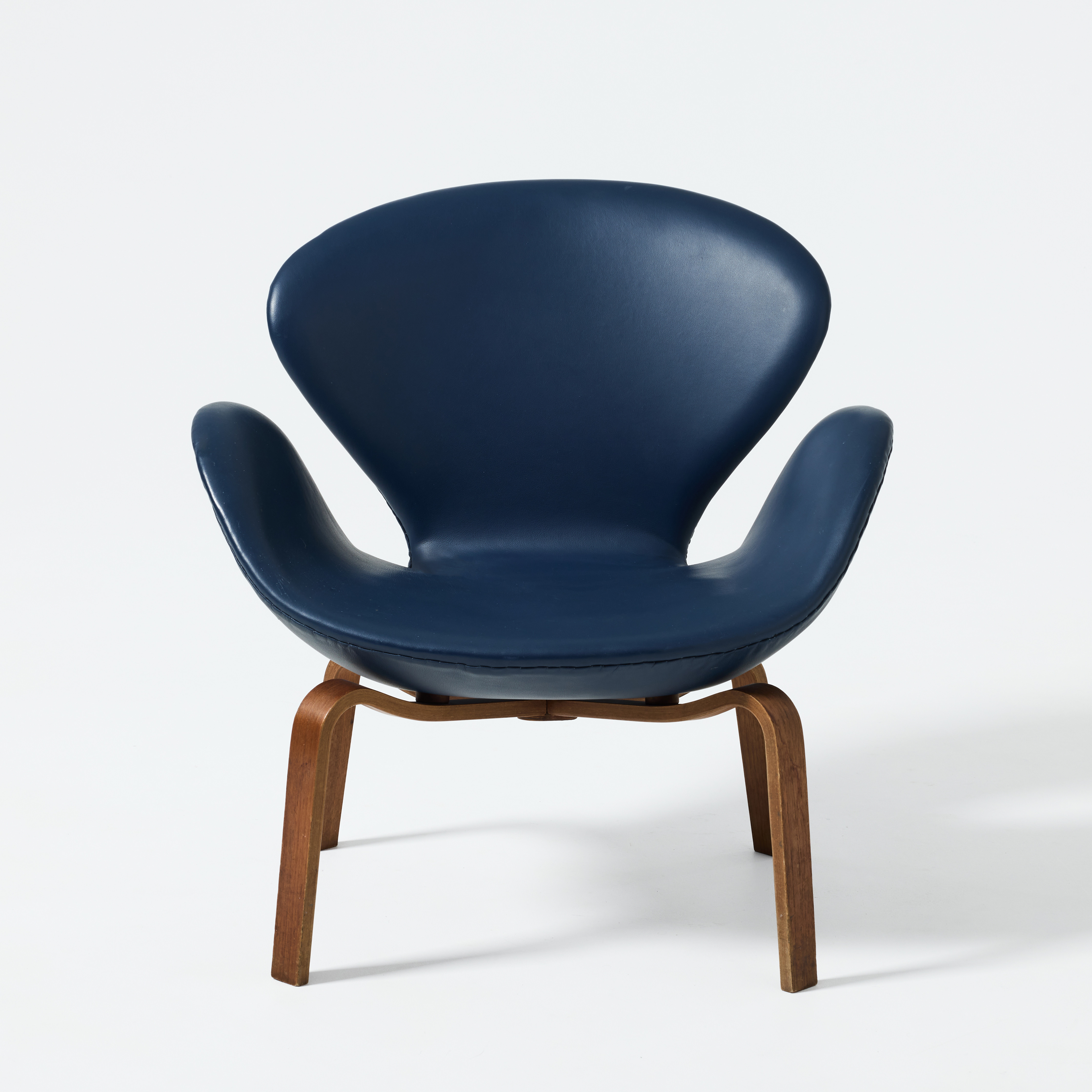 ARNE JACOBSEN. "Svanen", Fritz Hansen, Danmark 1965, modell FH 4325, fyrdelad benställning av teak, klädsel i blått konstläder.