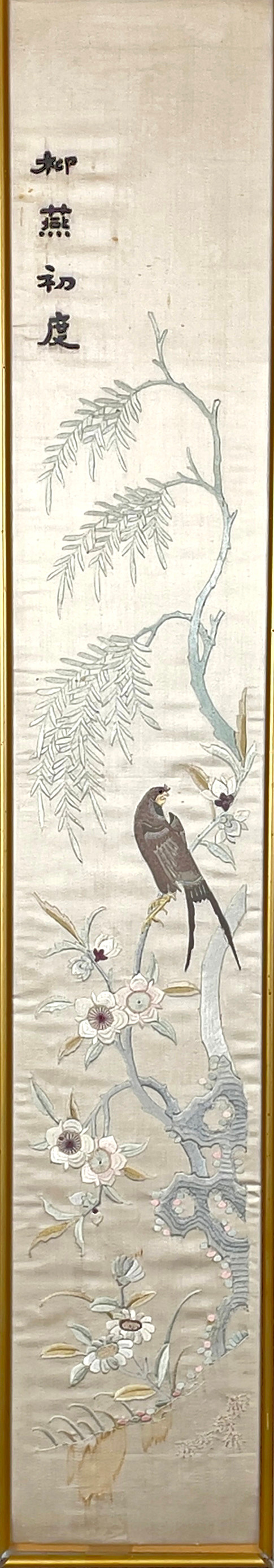 SIDENBRODERI, motiv av svala och blommor, Kina, 1900-tal.