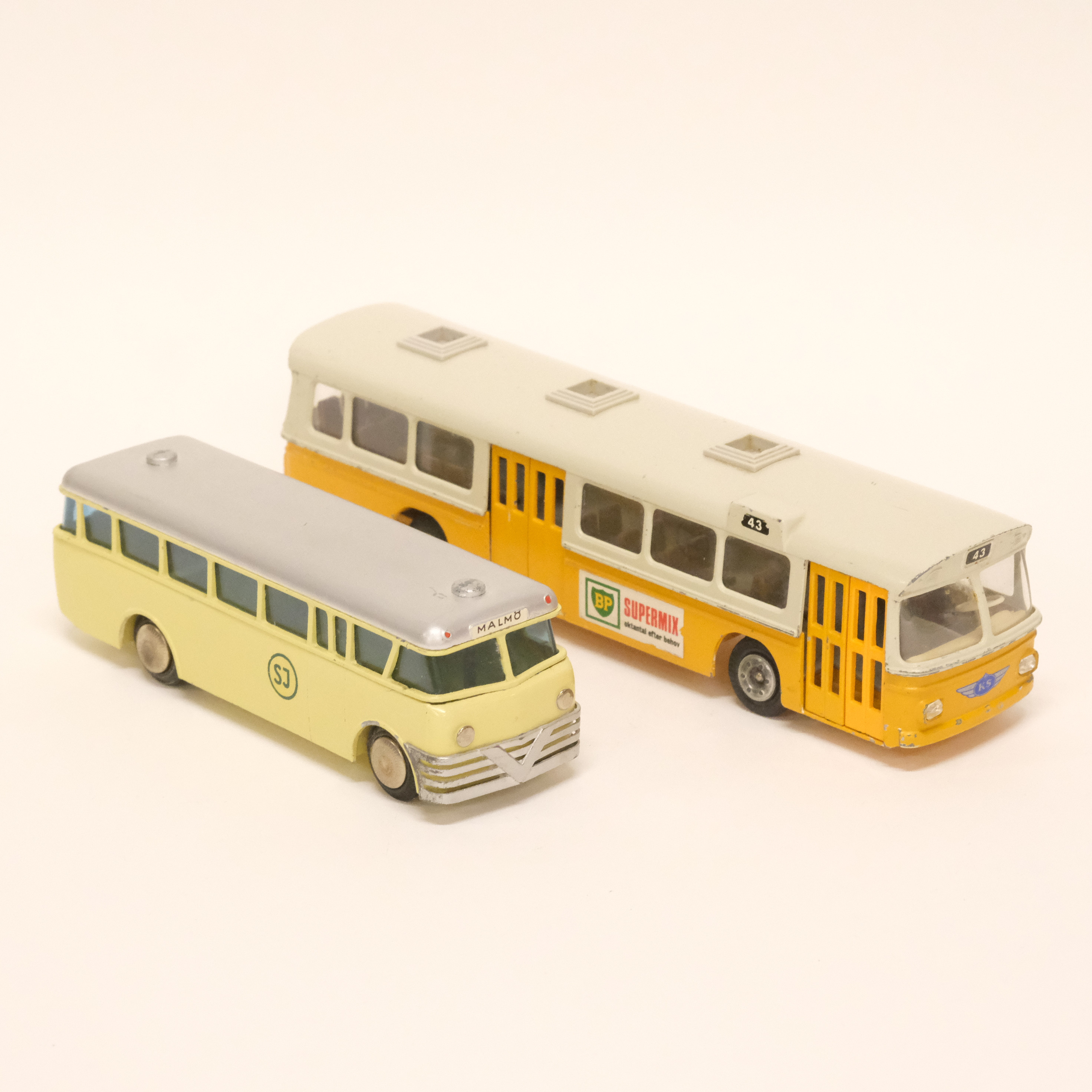 TEKNO. TVÅ MODELLBILAR. BUSSAR MED "SJ" SAMT "KS" SKYLTNING. DANMARK.