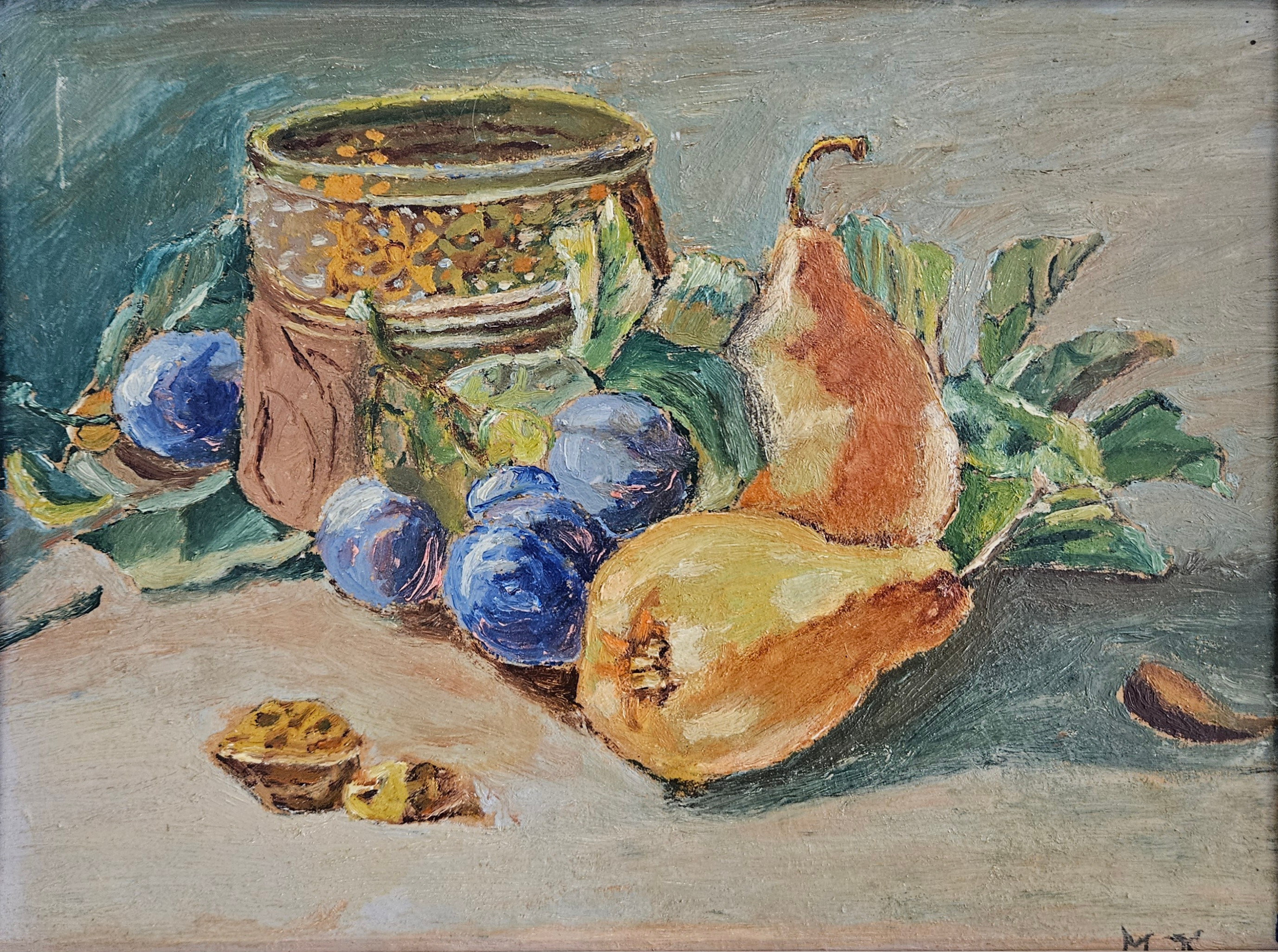 OIDENTIFIERAD KONSTNÄR. Stilleben med päron och plommon. Olja på pannå, monogramsignerad MK.