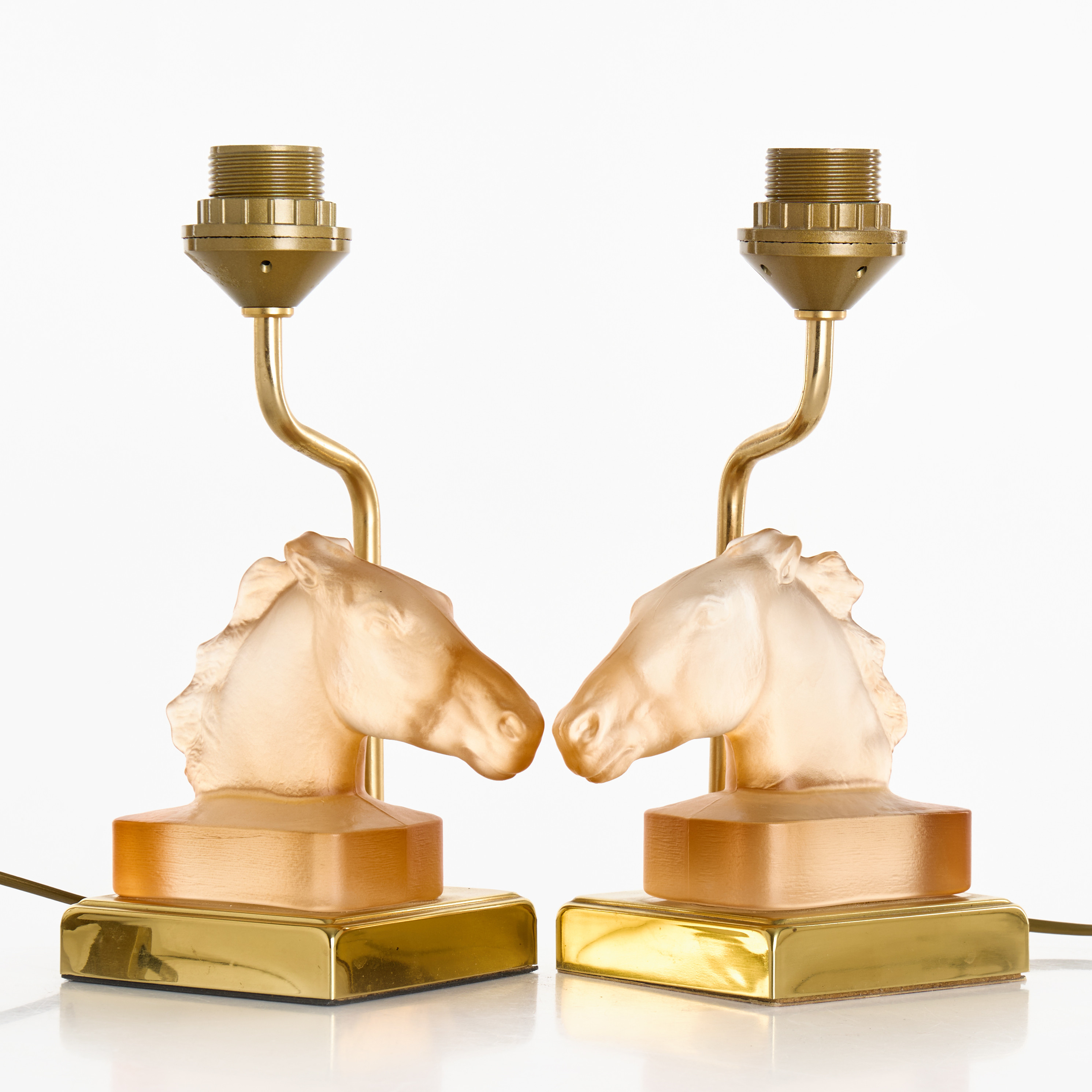 BORDSLAMPOR, ett par, Le Dauphin, Frankrike, 1900-talets andra hälft, dekor i form hästhuvuden i färgat glas.