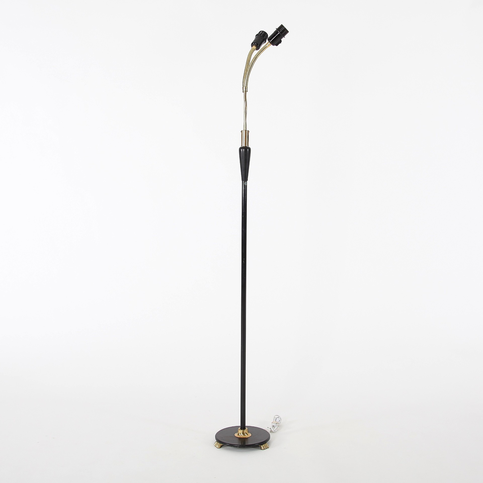 GOLVLAMPA, tvåarmad, Järnarmatur, AB (AJH), Sverige, 1950/60-tal.