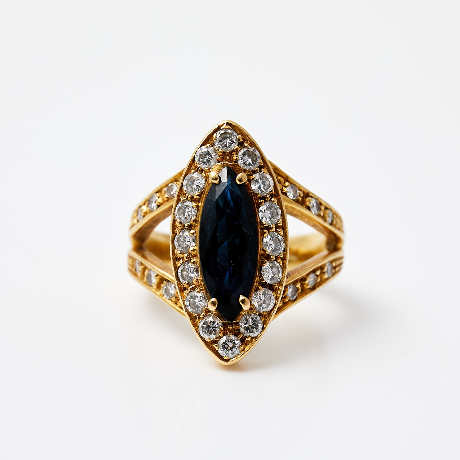 RING, 18 k guld, 1 marquiseslipad safir, ca 1,25-1,50 ct, 22 briljantslipade diamanter, totalt ca 0,57 ct, utländska stämplar.