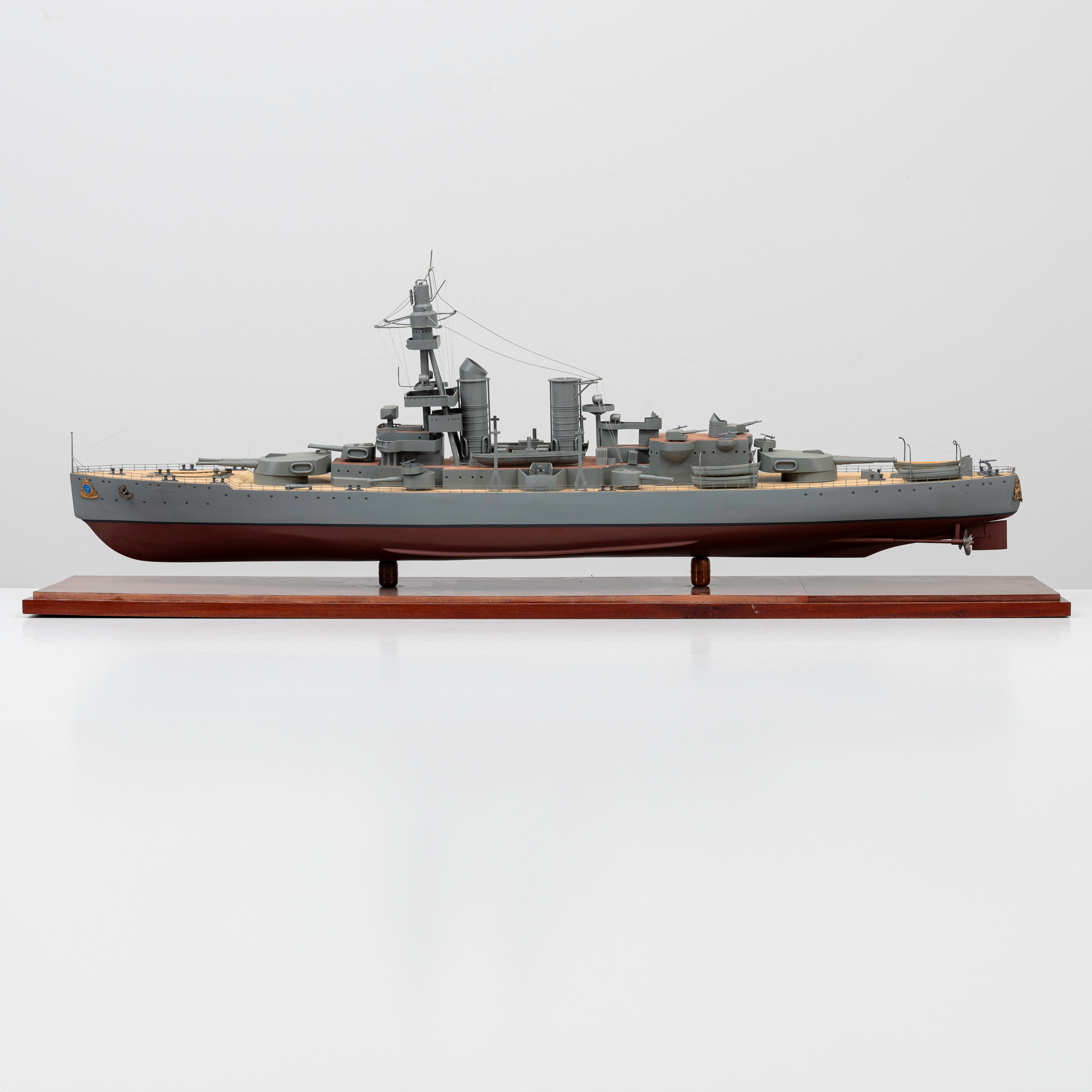 PANSARSKEPPET DROTTNING VICTORIA, fartygsmodell efter förebilden byggd 1917. Skala 1:100. Samtida. Upplaga av 5.