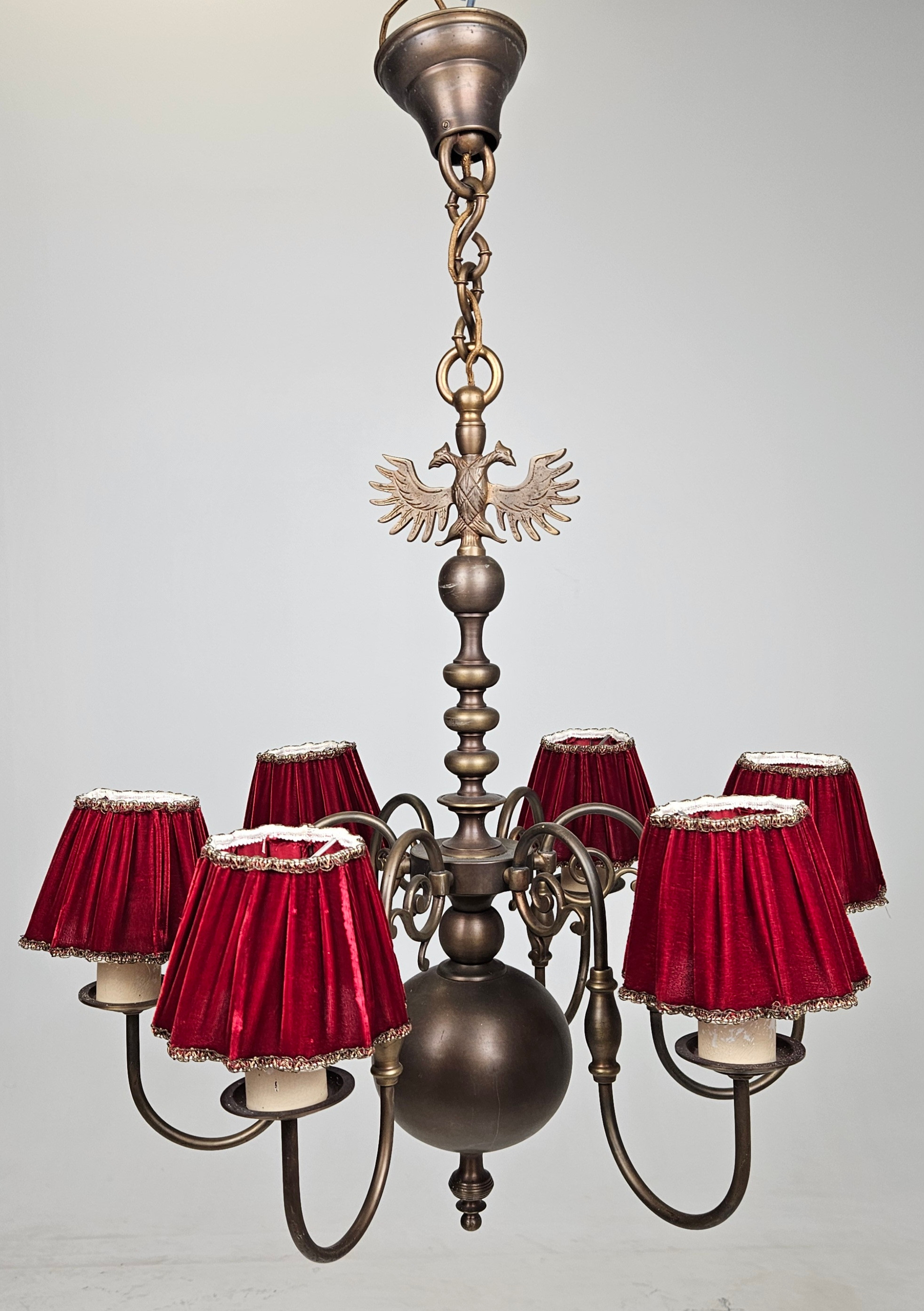 TAKKRONA, malm/mässing, barockstil, 1900-tal, höjd exklusive kedja ca. 72 cm.