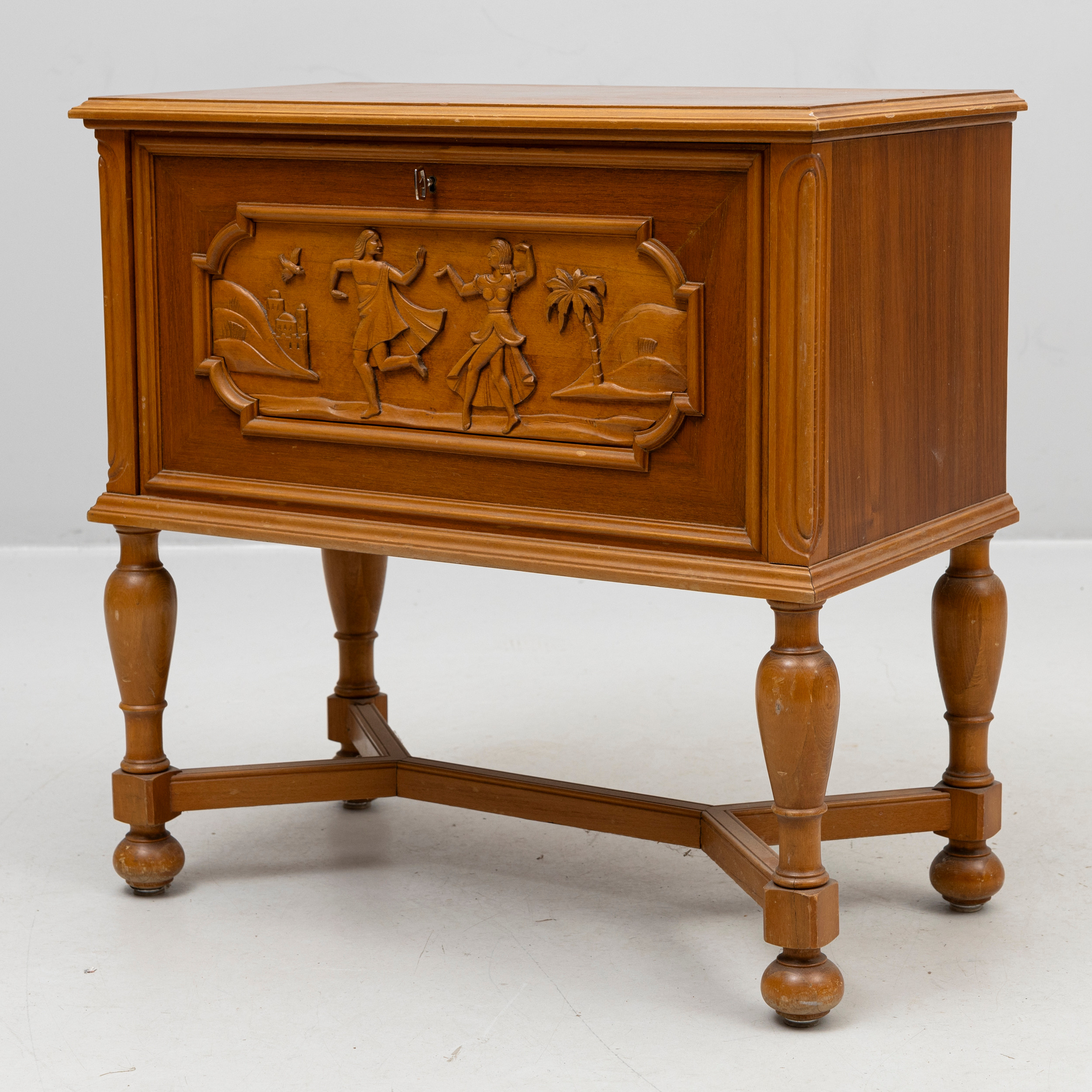 BESTICKSCHATULL, på benställning, skuren dekor, 1900-tal.