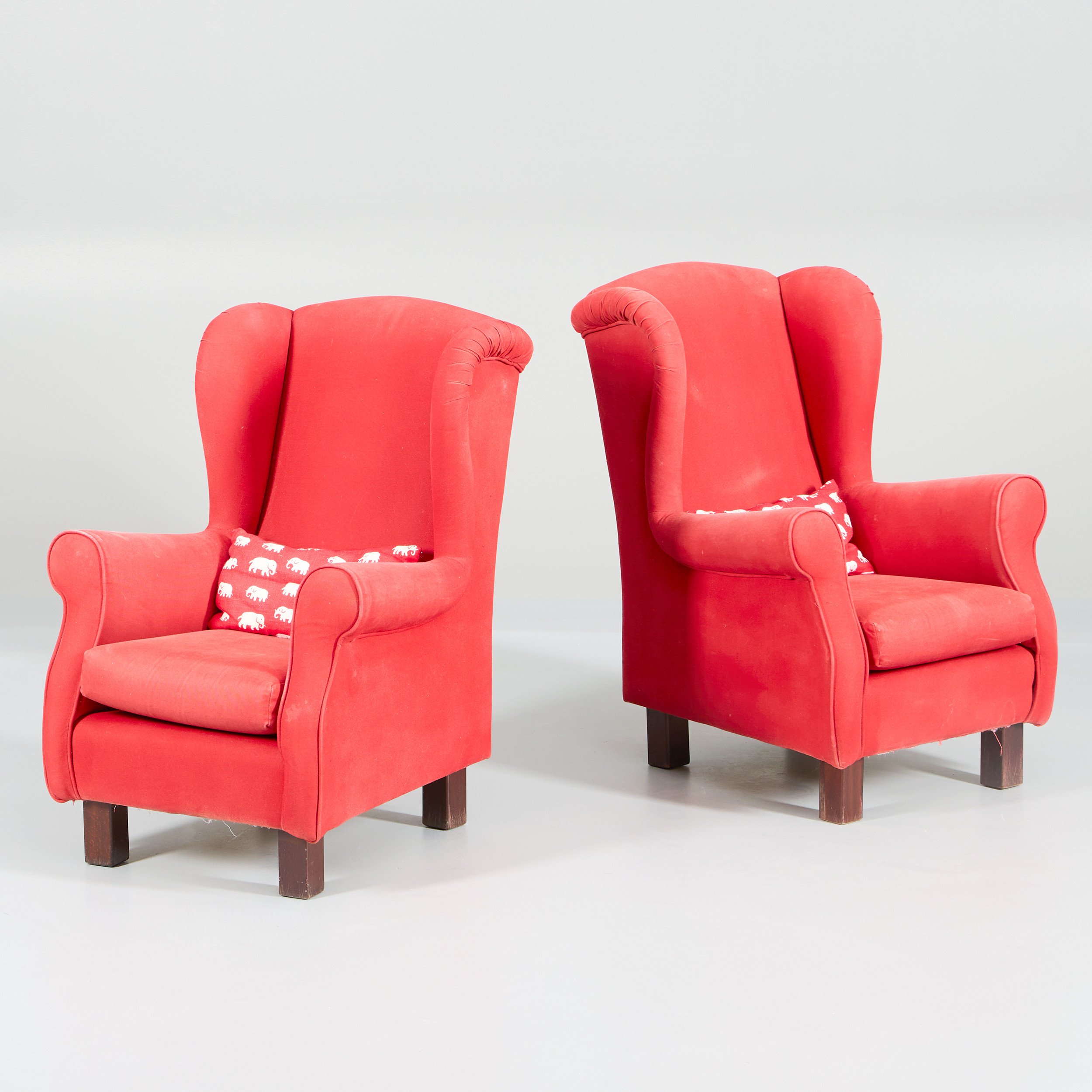 BARNFÅTÖLJER. Öronlappsmodell, ett par.