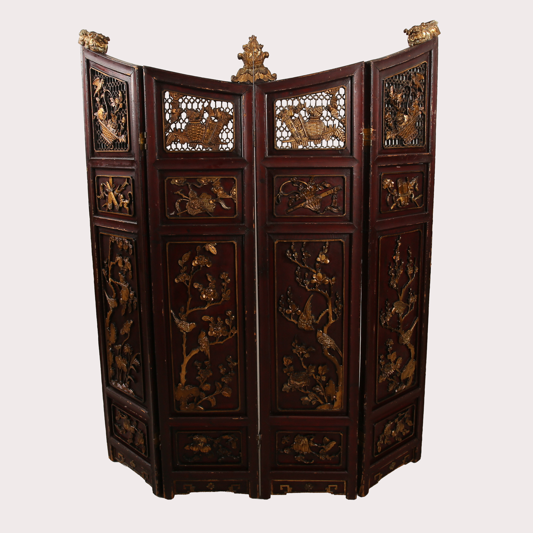 VIKSKÄRM, trä, rikt skuren, målad yta, och två typer av förgyllning. Kina, Guangxu (1874-1908).