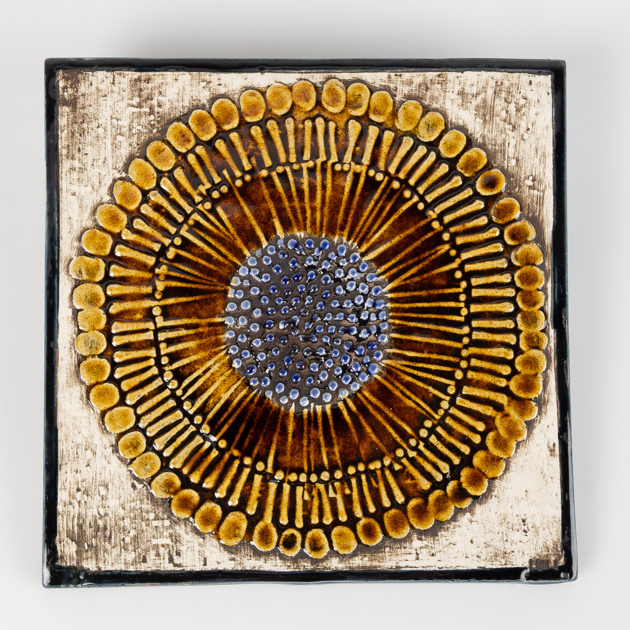 LISA LARSON. Väggrelief "Solros", ur serien Unik, Gustavsberg, stengods.